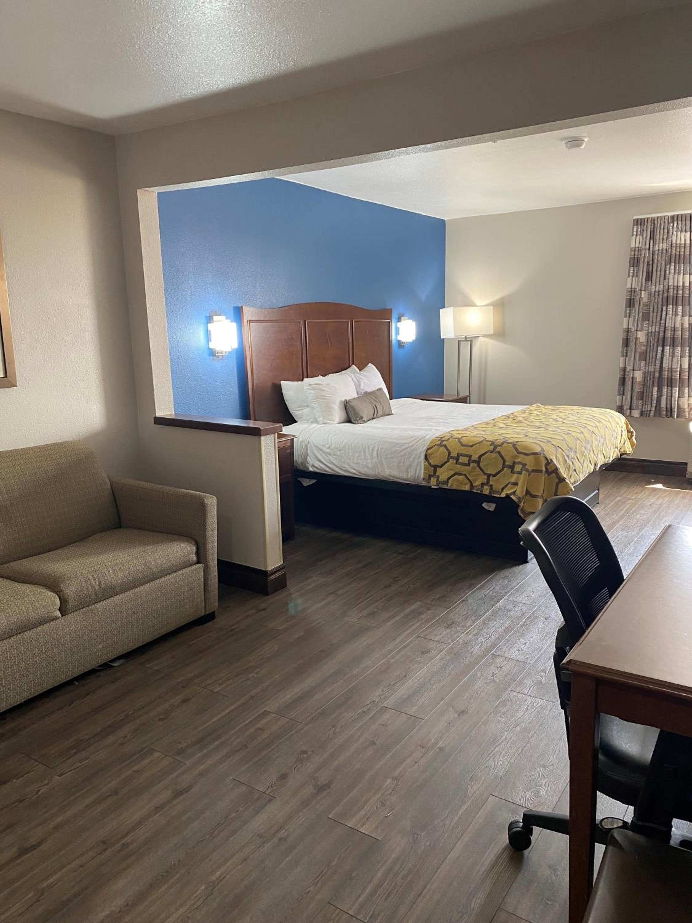 1 King Bed, Studio Suite, Non-Smoking - Photo 1
