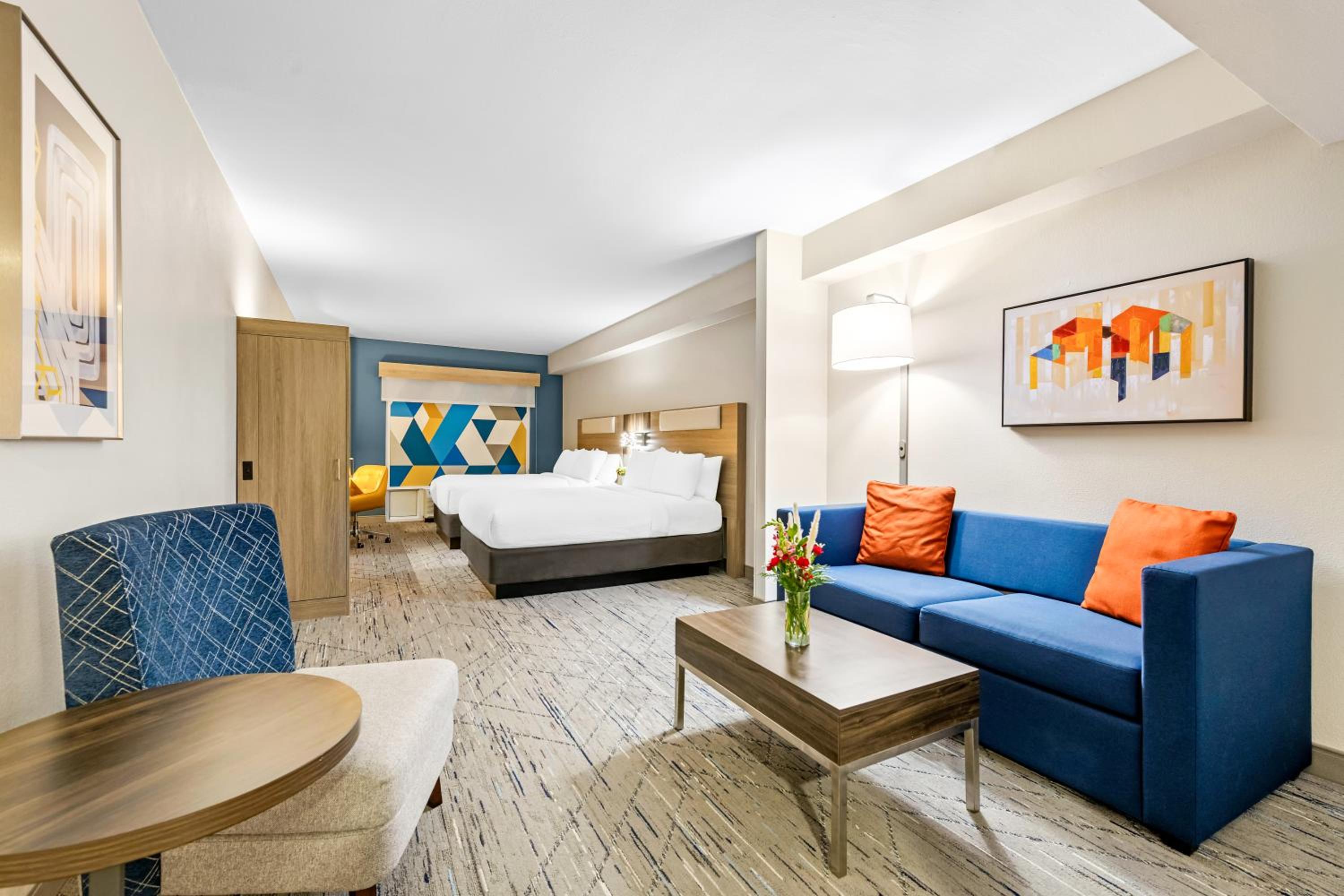 Queen Room with Two Queen Beds - Disability Access - Photo 6