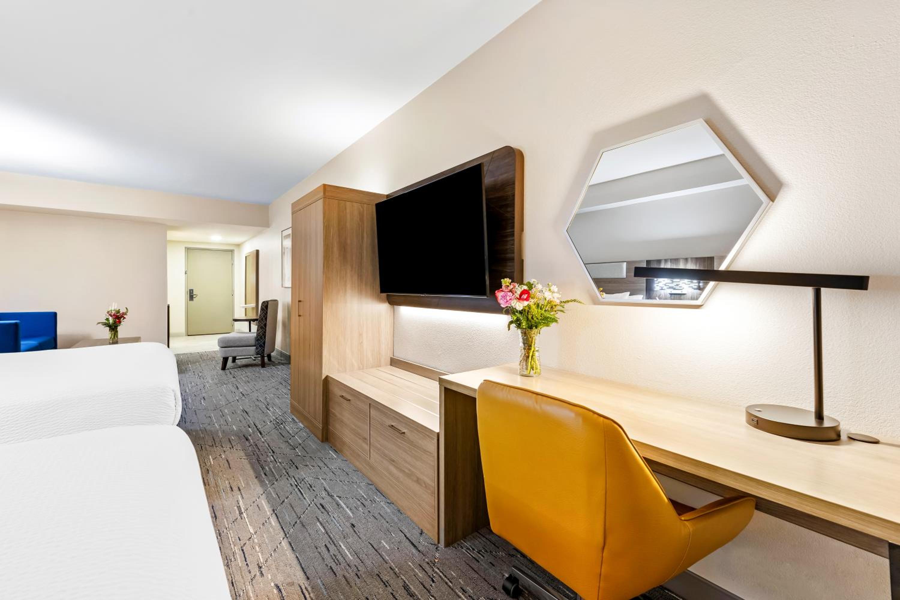Queen Room with Two Queen Beds - Disability Access - Photo 3