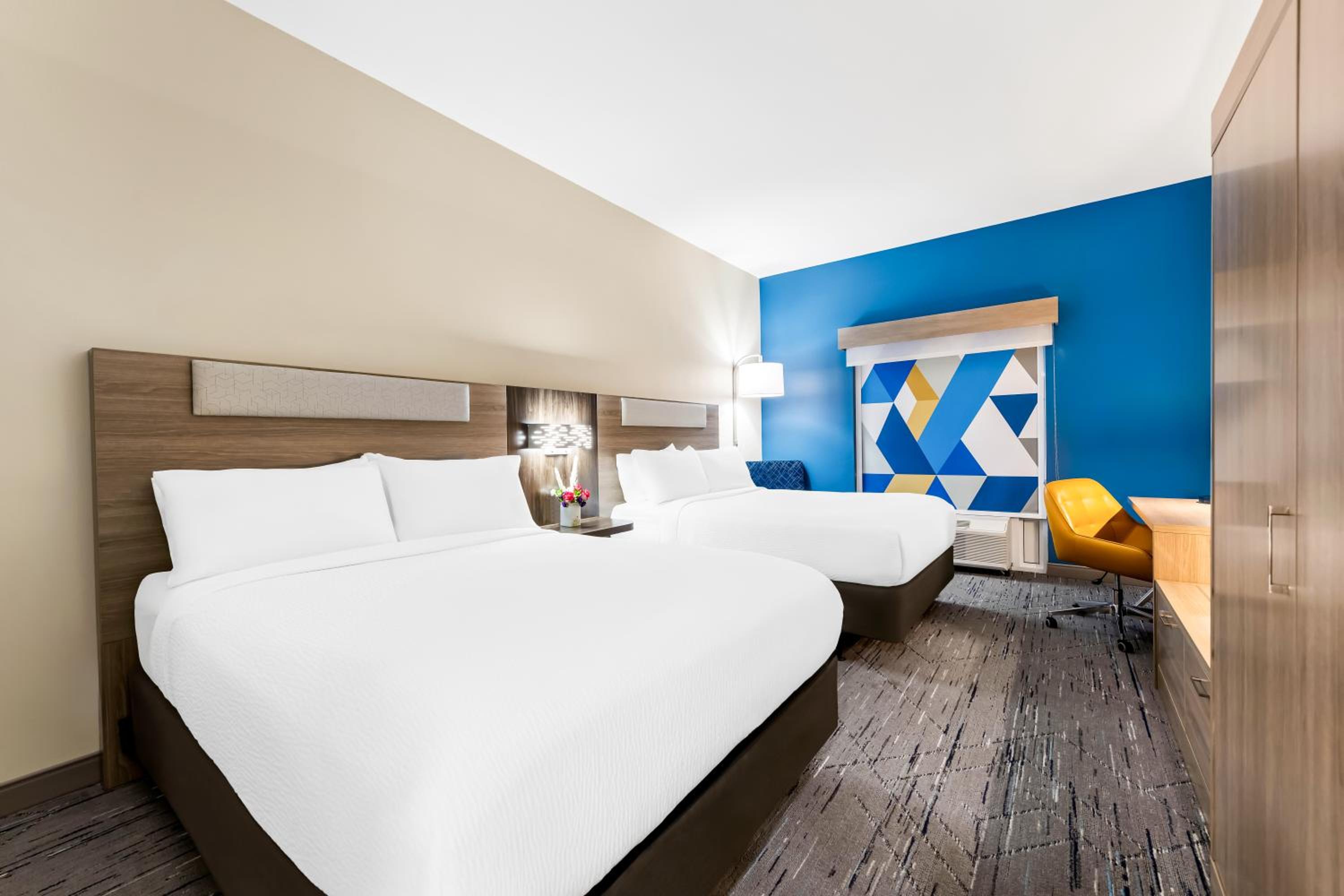 Standard Room with Two Queen Beds - Photo 1