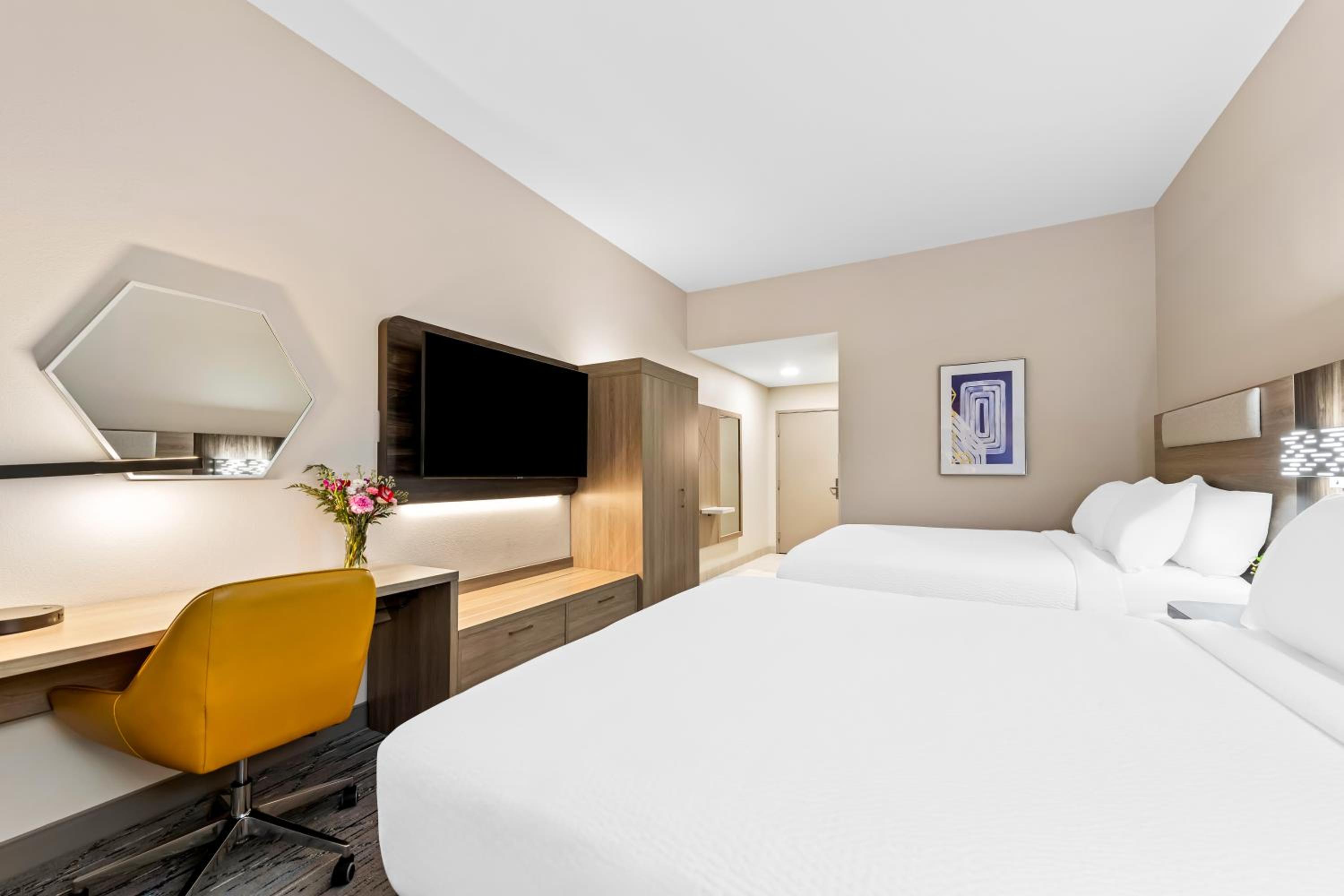 Standard Room with Two Queen Beds - Photo 5
