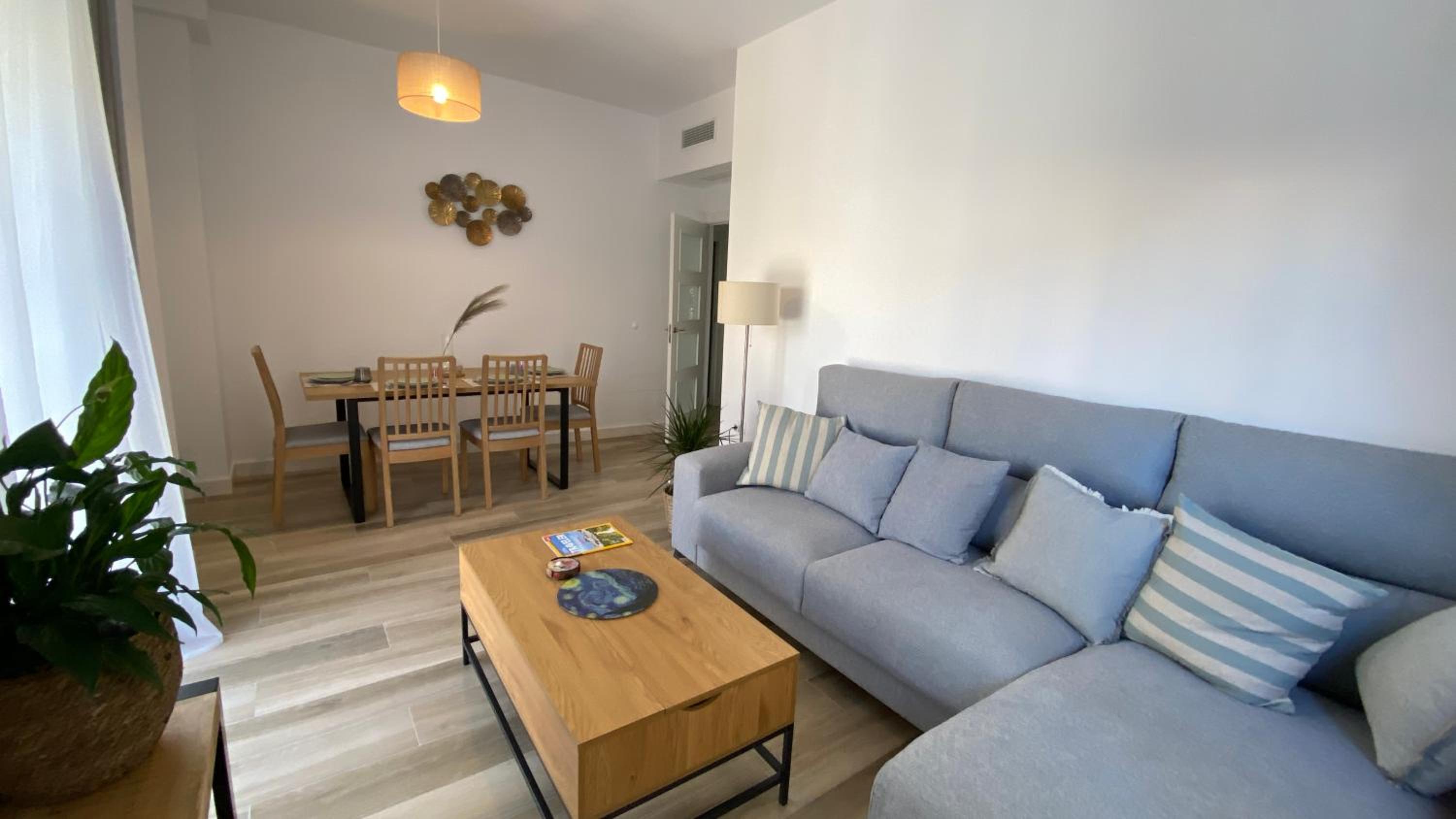 Apartamento de tres habitaciones con balcón