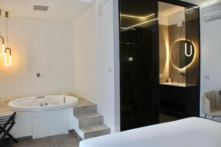 Junior Suite with Pool View photo 1