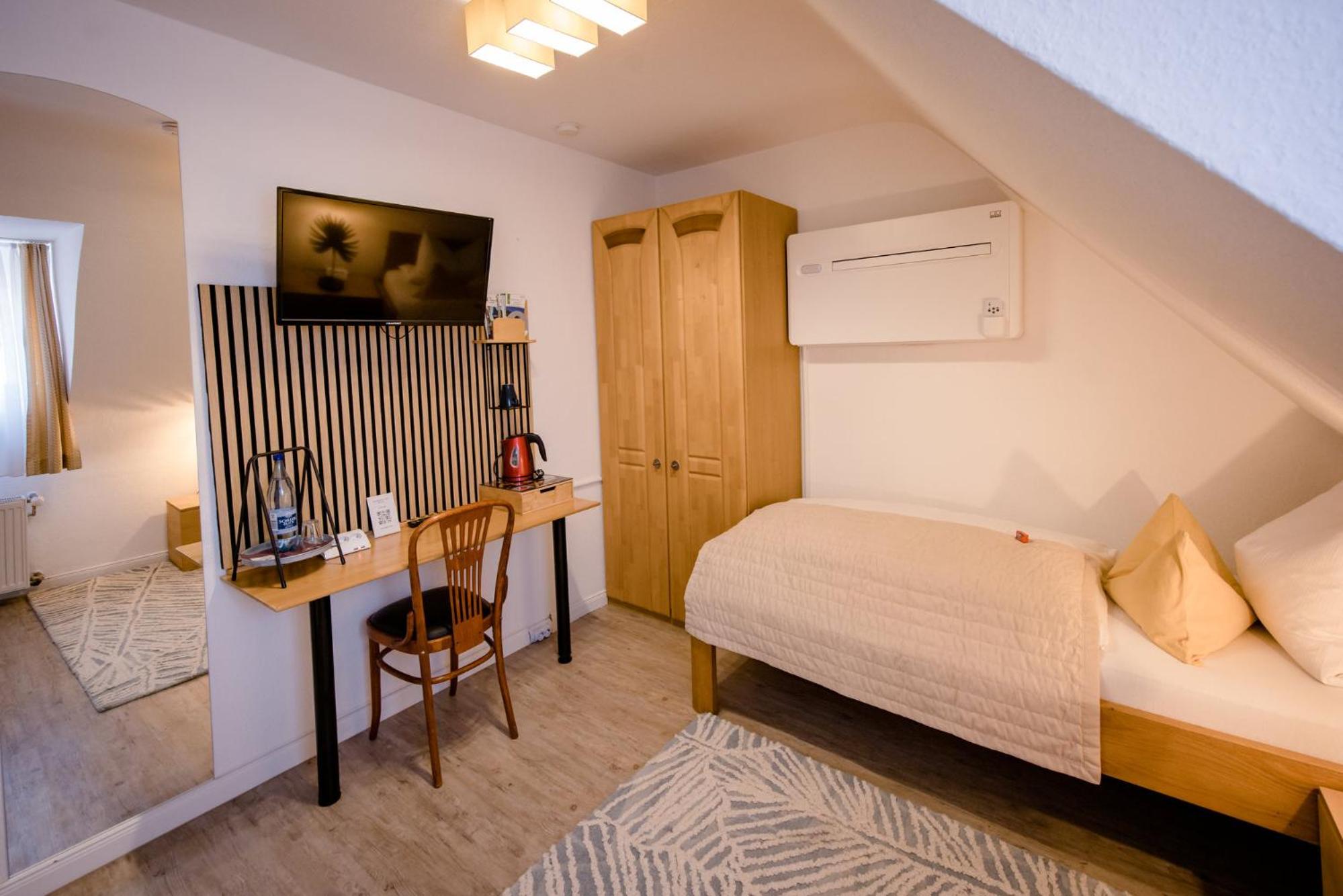 Small Single Room photo 3