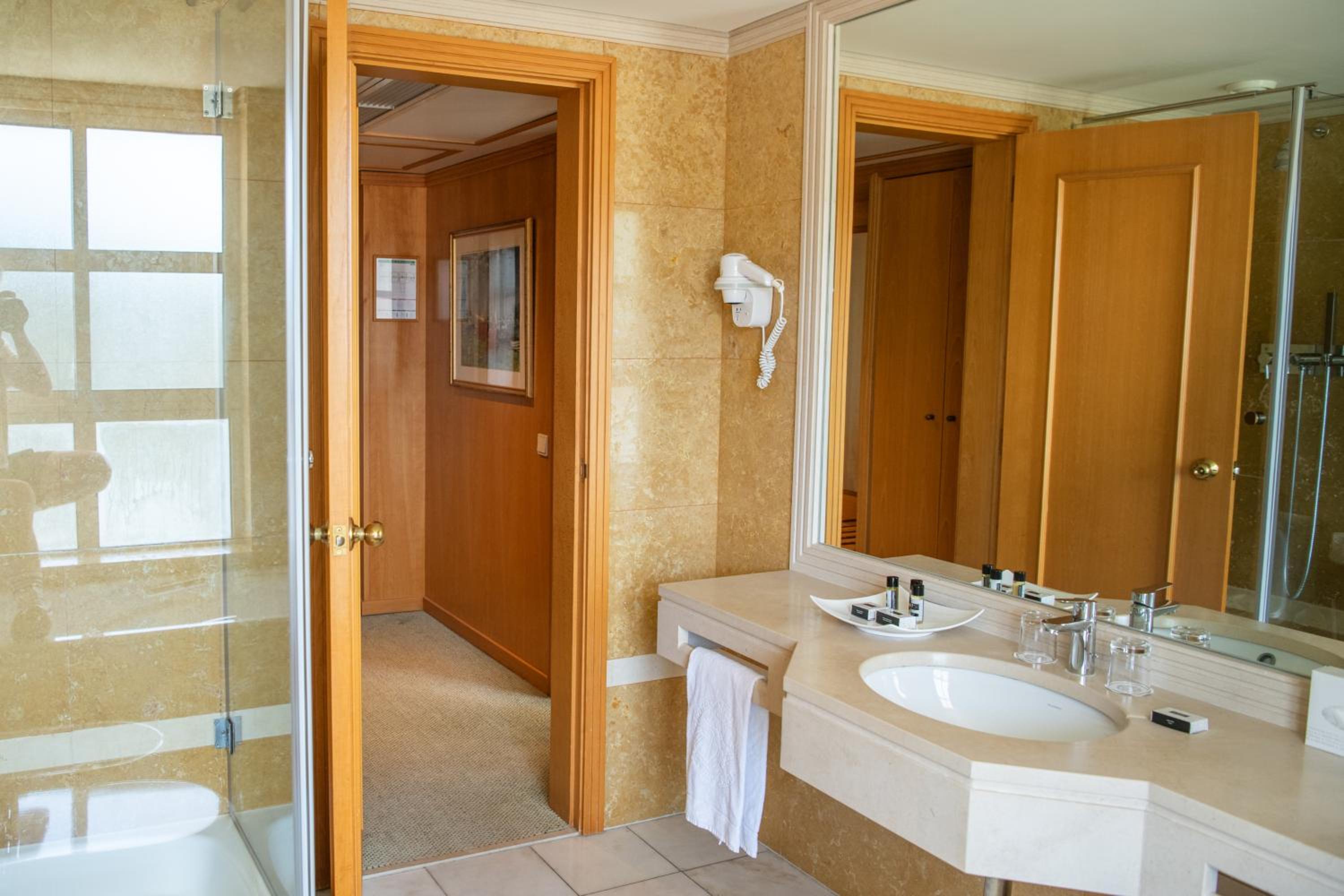 Double or Twin Room - Photo 5