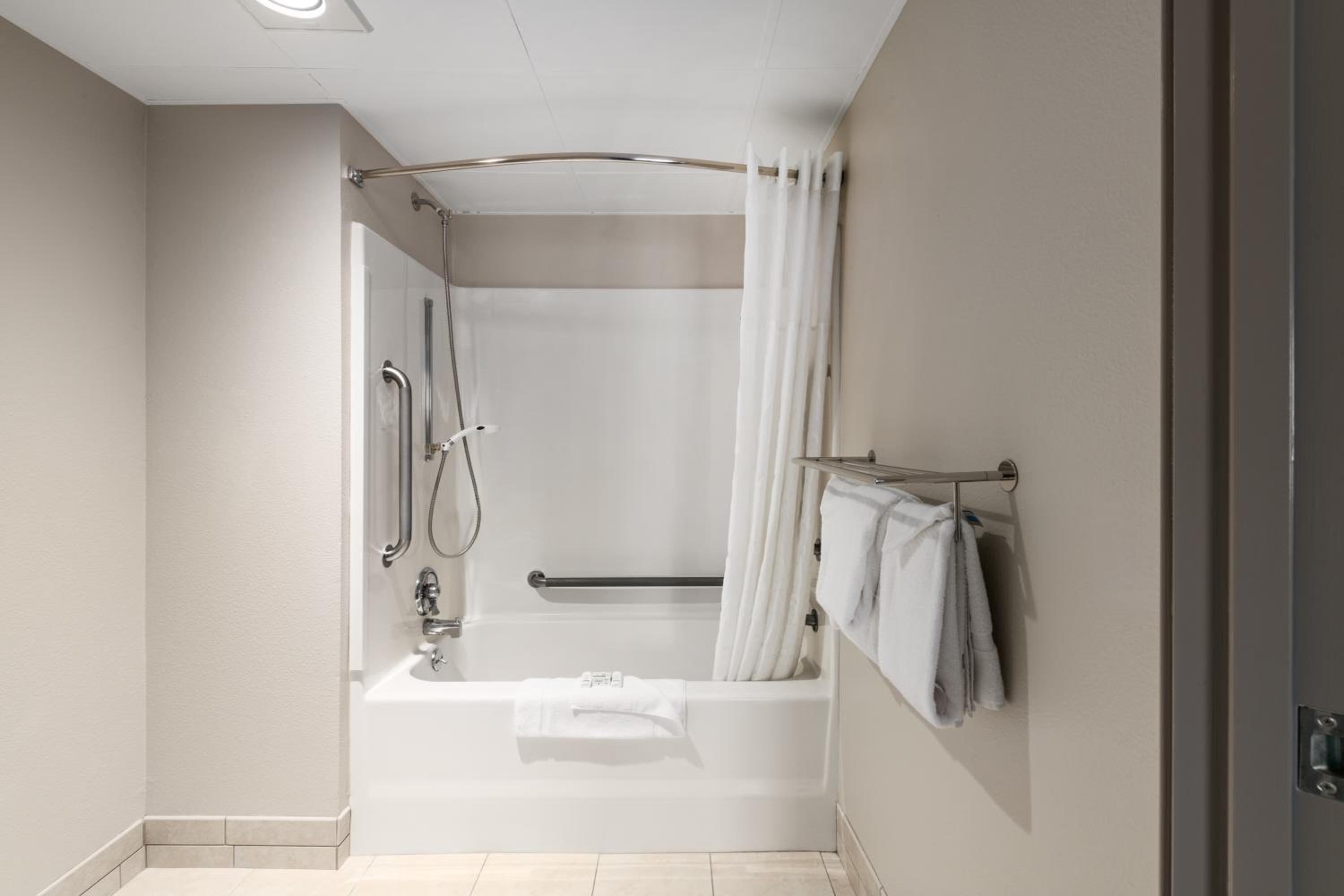 Queen Room - Mobility Access/Non-Smoking - Photo 2