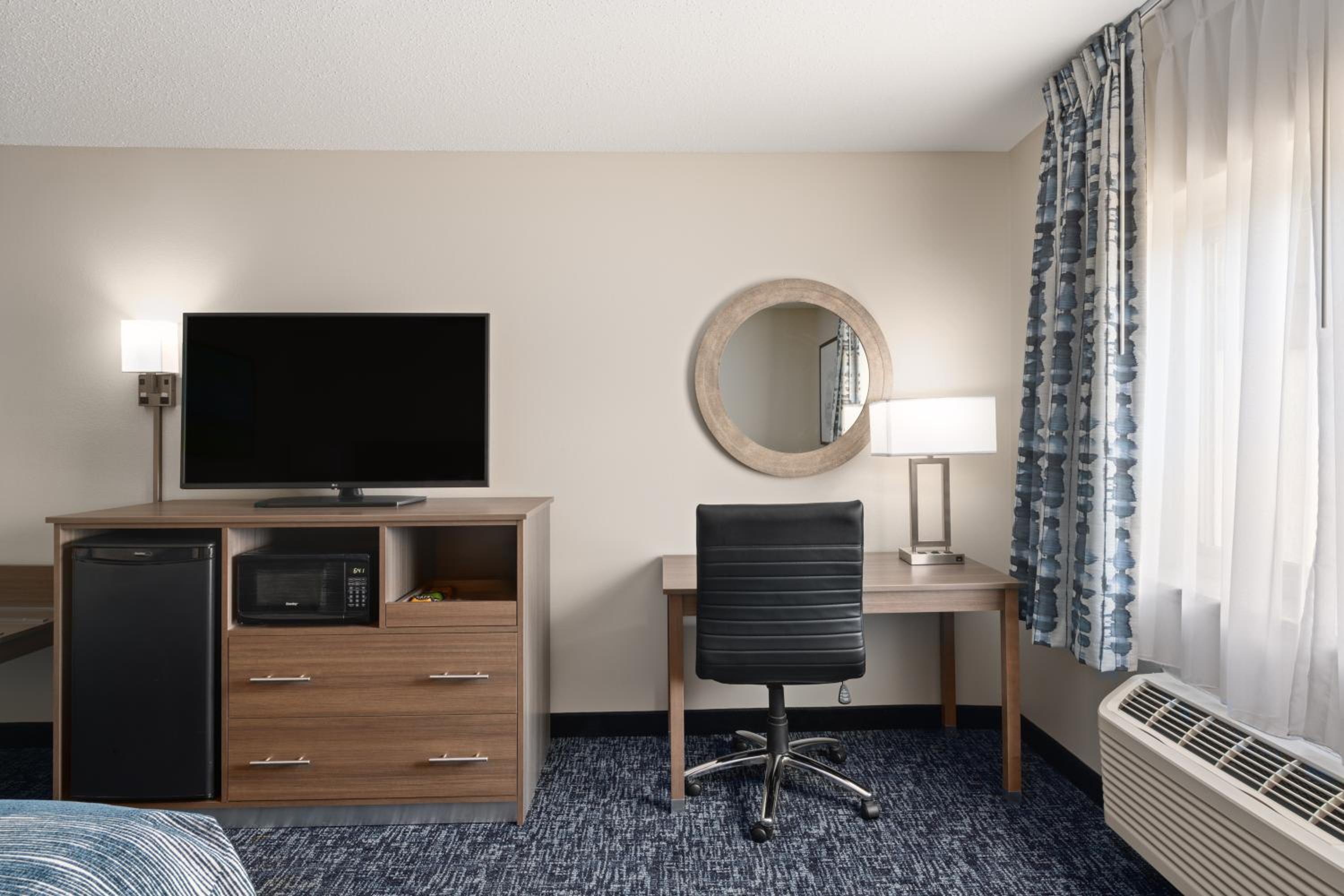 King Room - Non-Smoking - Photo 4