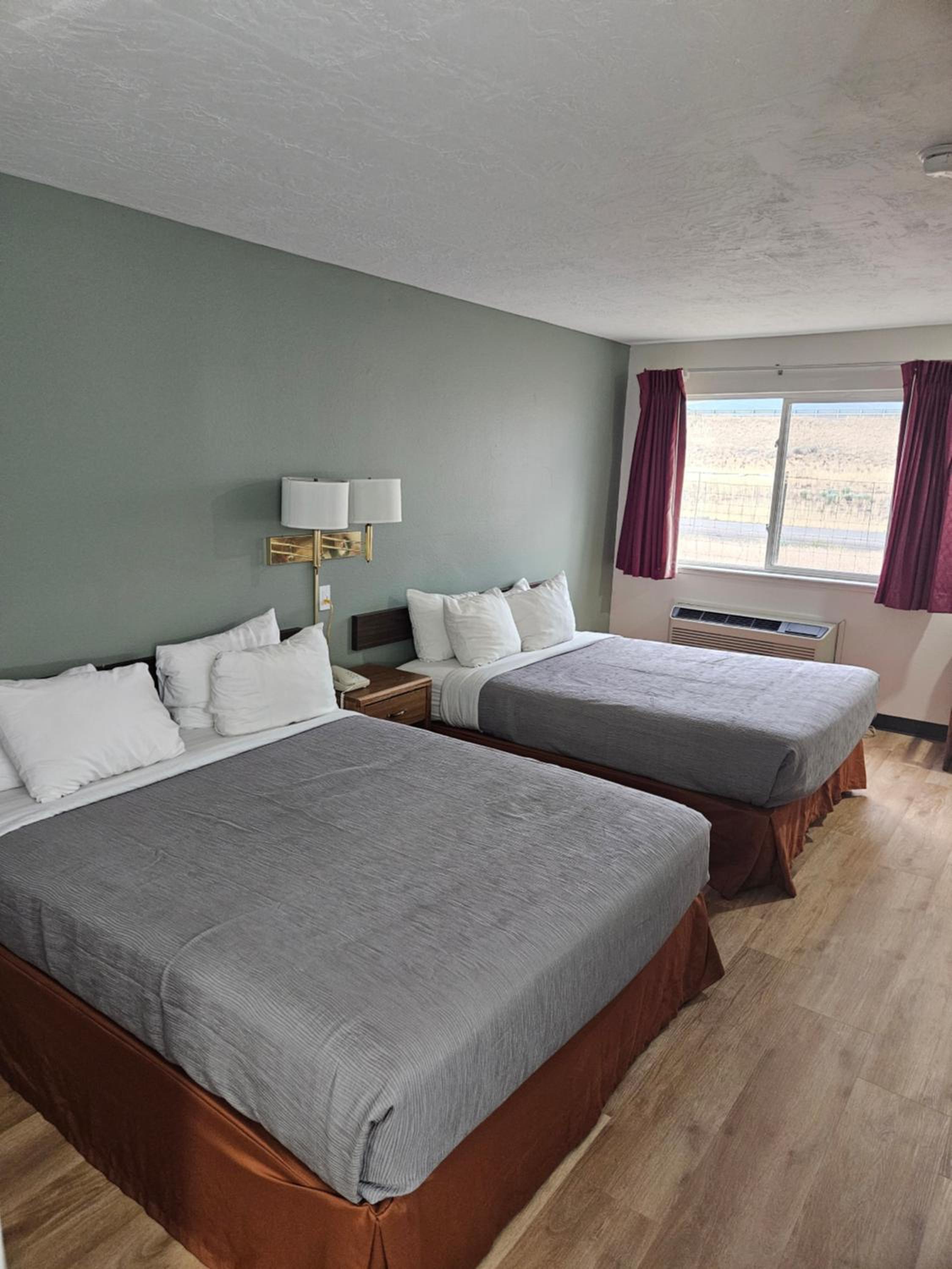 Standard Queen Room With Two Queen Beds - Photo 4