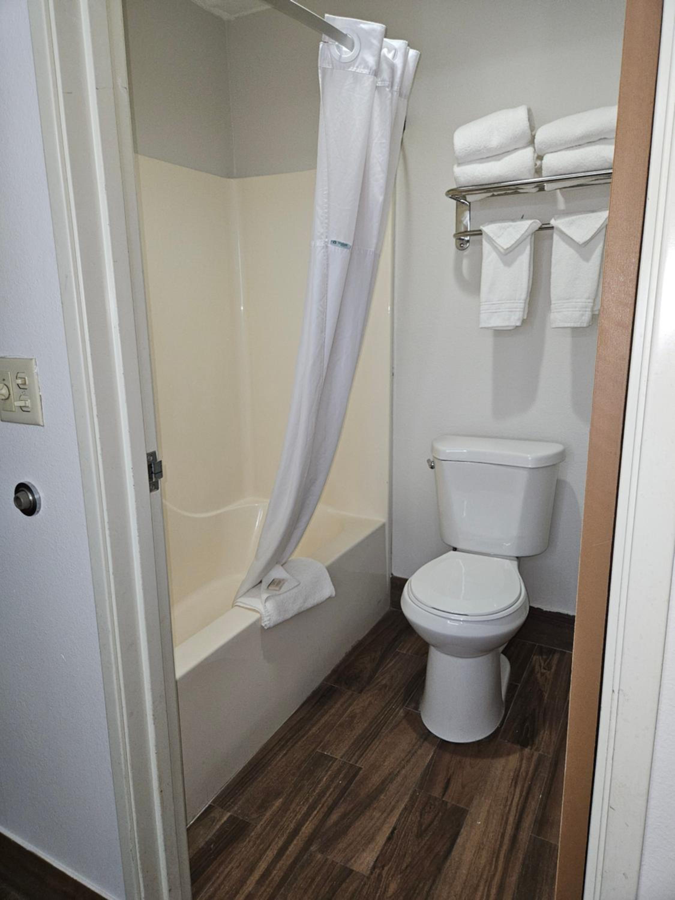 Standard Queen Room With Two Queen Beds - Photo 5