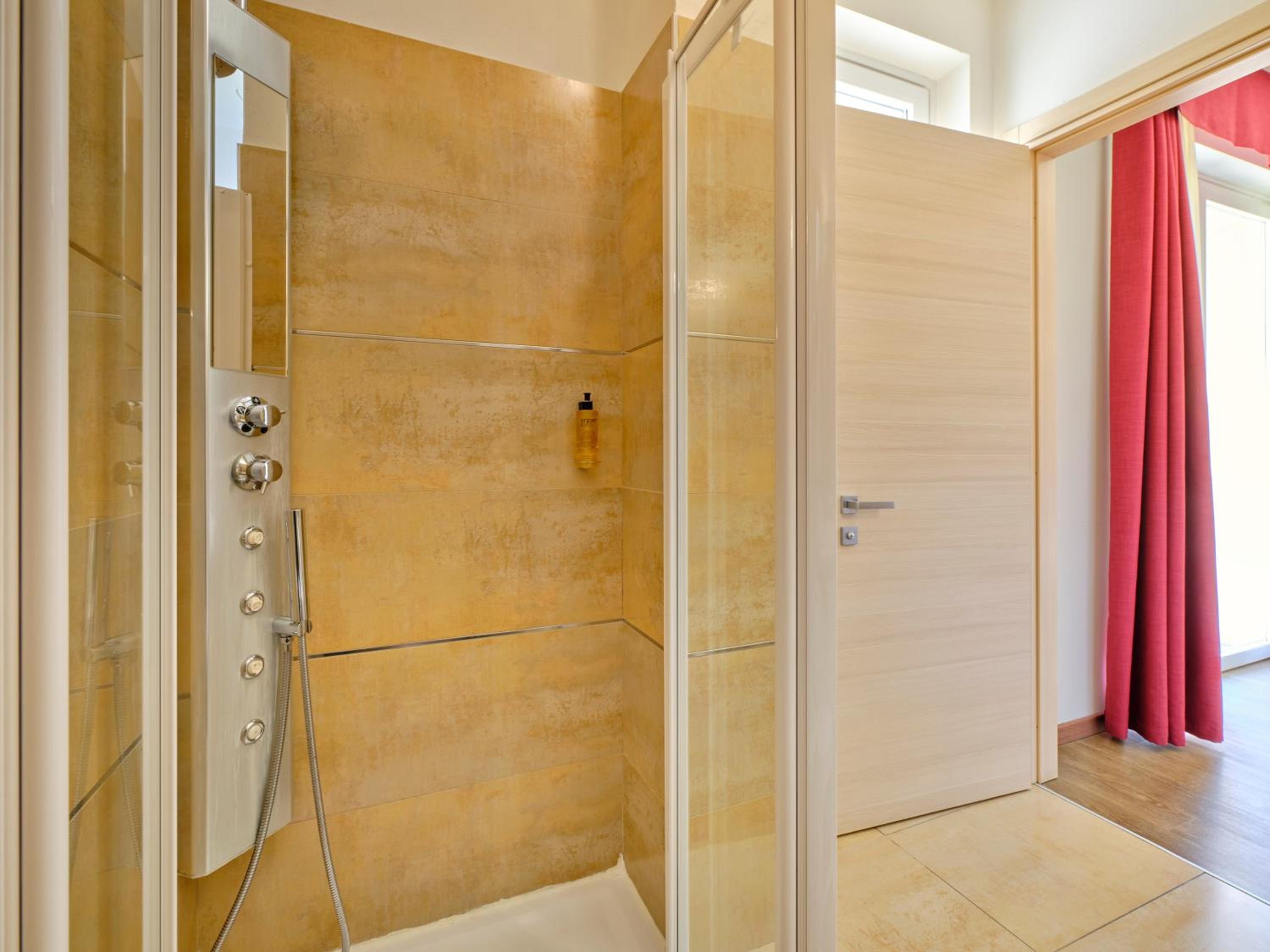 Deluxe Double or Twin Room - Photo 7