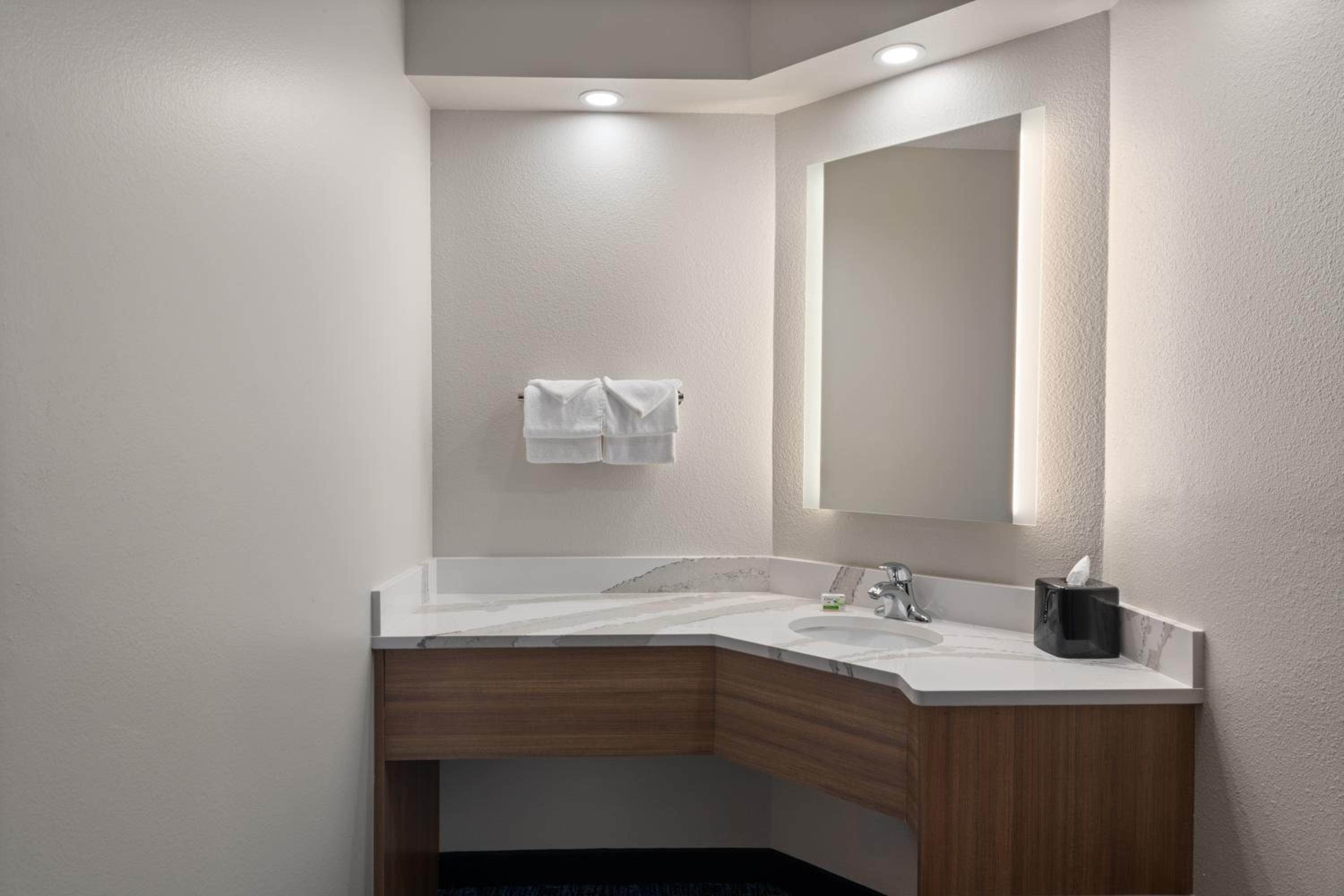 Suite with Two Queen Beds - Non-Smoking - Photo 4