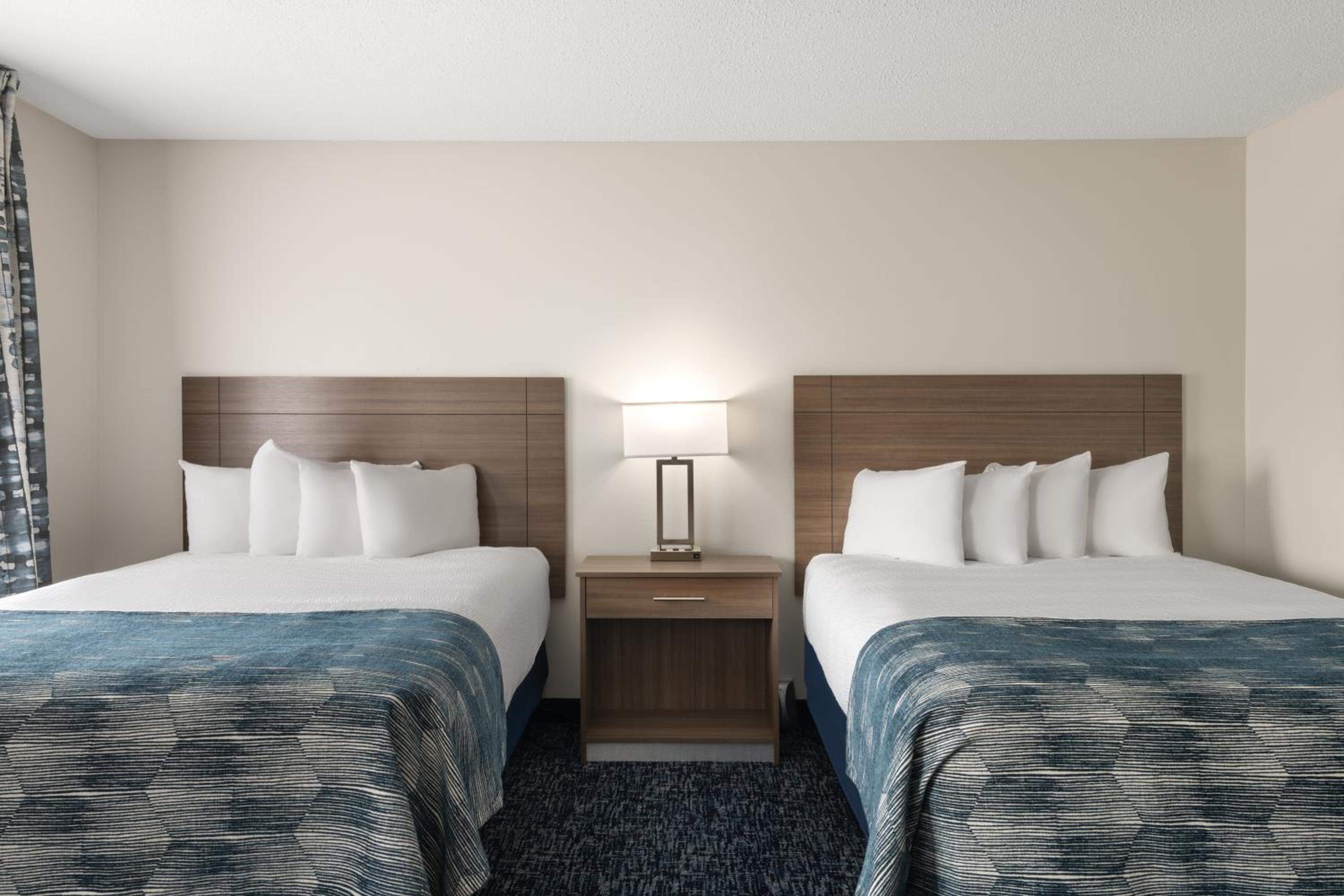 Queen Room with Two Queen Beds - Non-Smoking - Photo 3