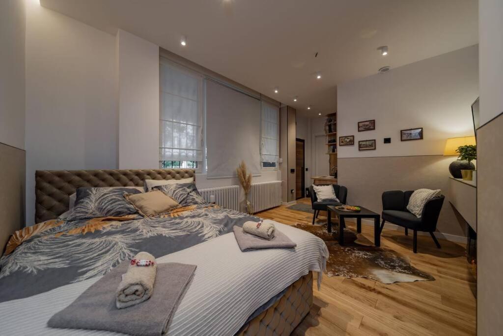 One-Bedroom Apartment photo 1
