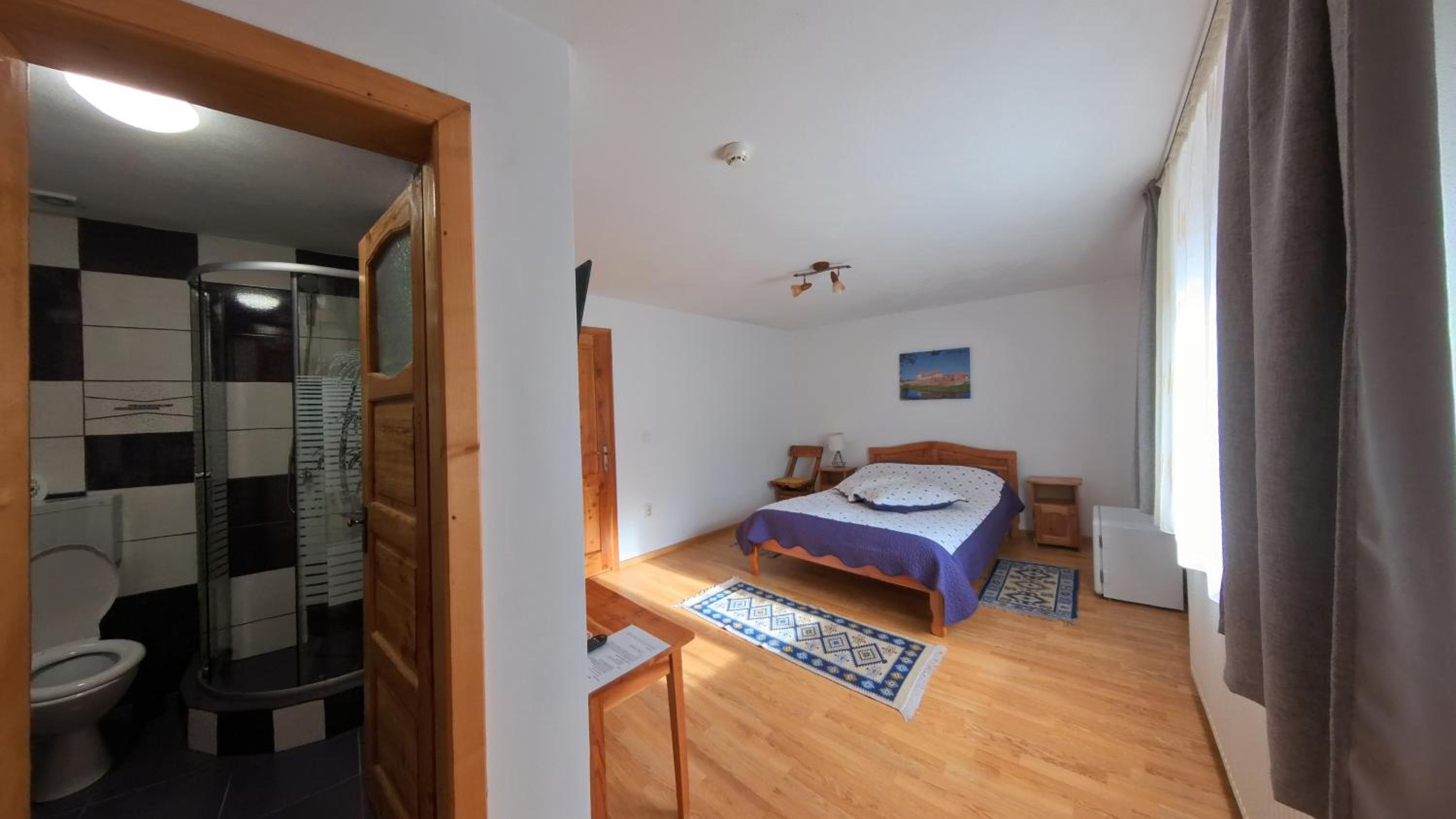 Deluxe Queen Room - Photo 8