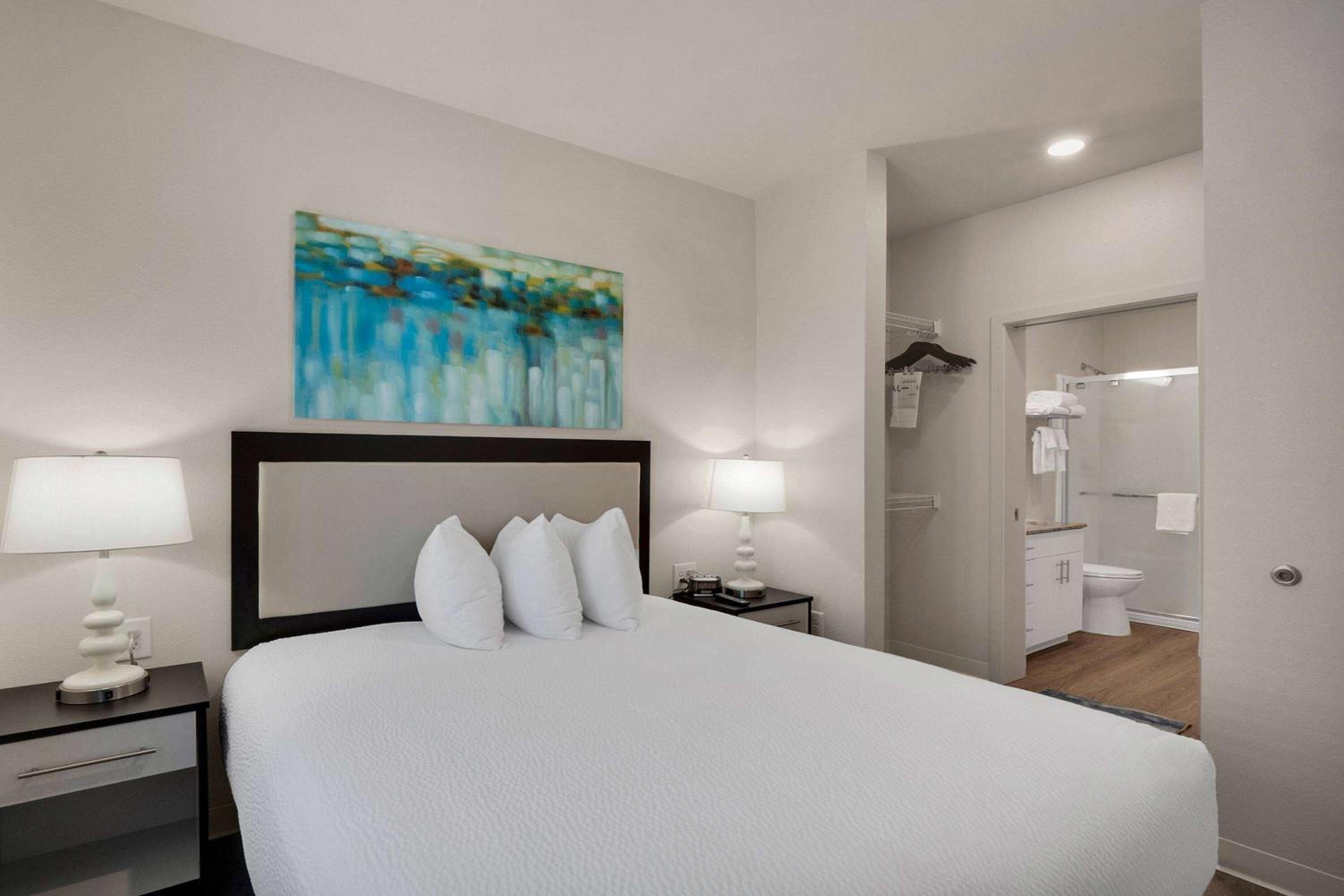 One Bedroom Suite Hearing Accessible - Queen Bed - Photo 1