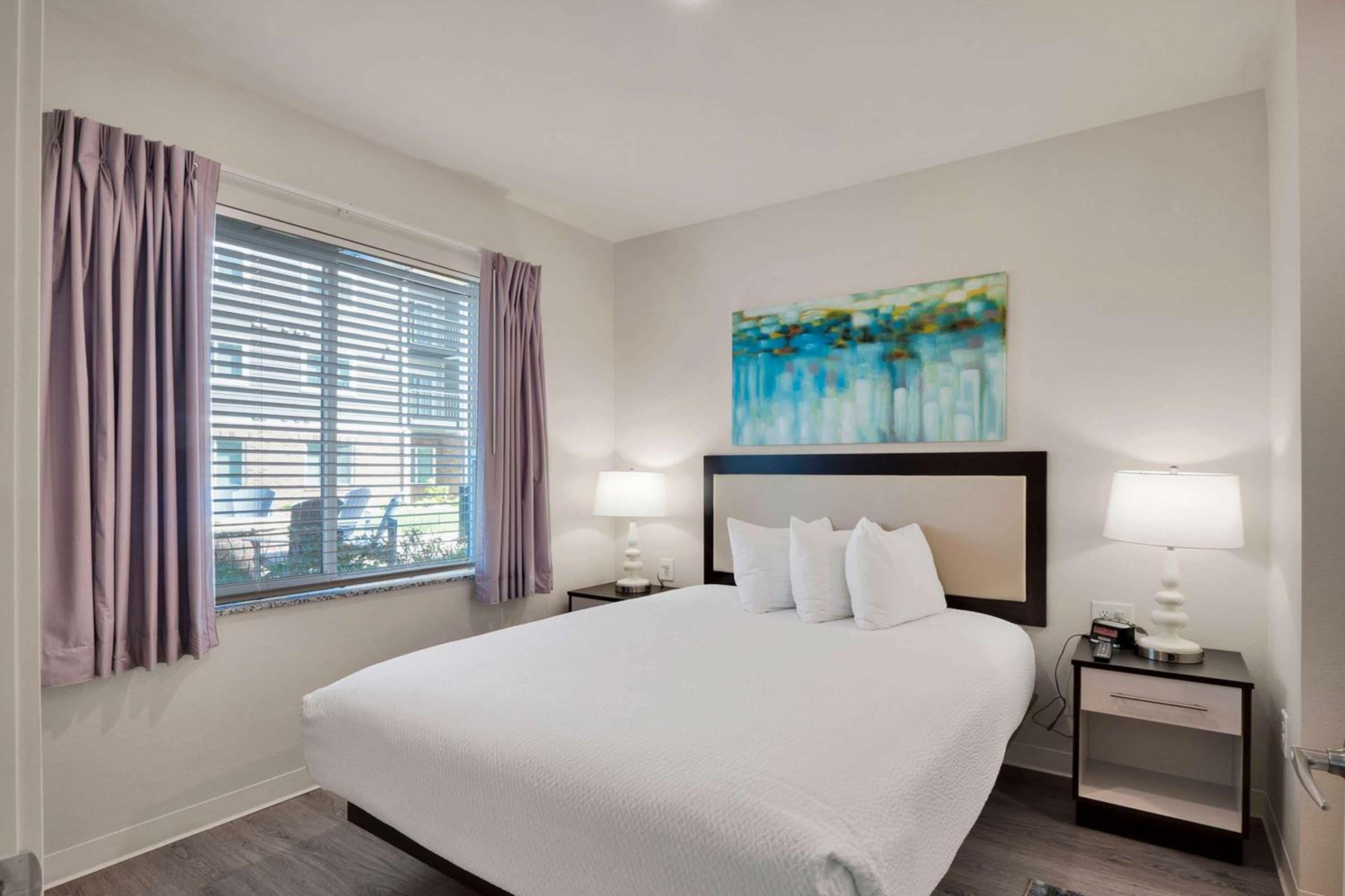 One Bedroom Suite Hearing Accessible - Queen Bed - Photo 2