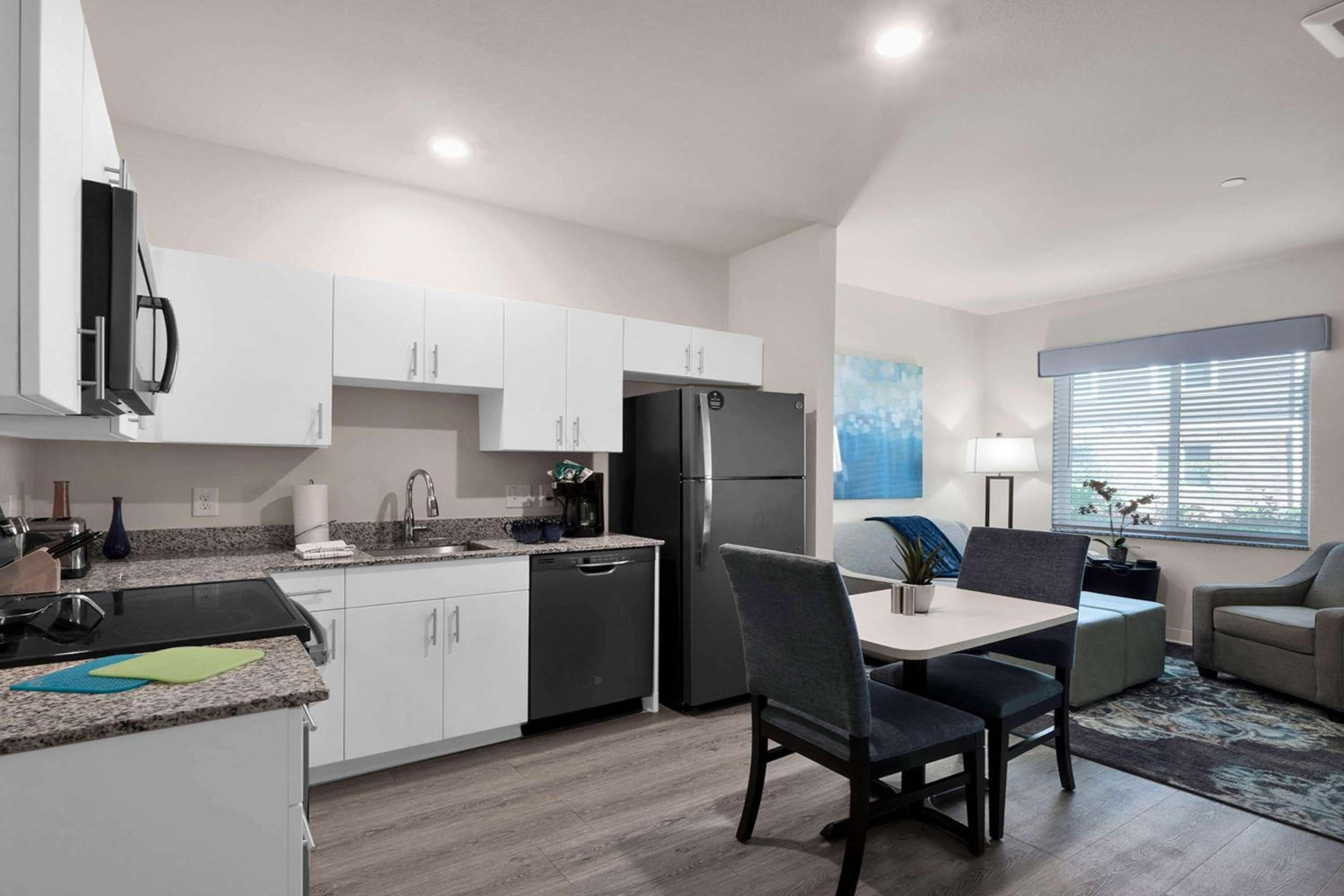 One Bedroom Suite Hearing Accessible - Queen Bed - Photo 3