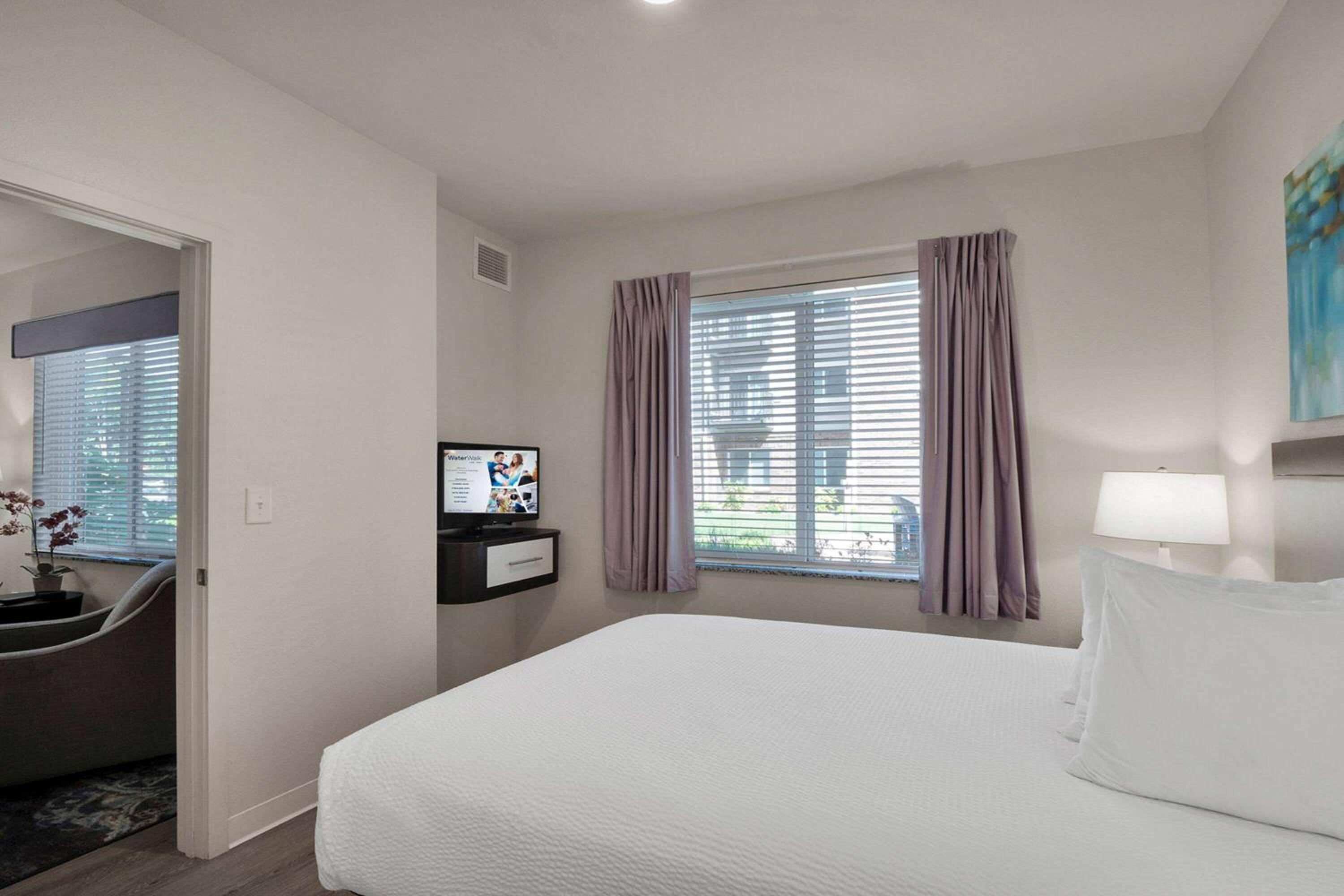 One Bedroom Suite Hearing Accessible - Queen Bed - Photo 4