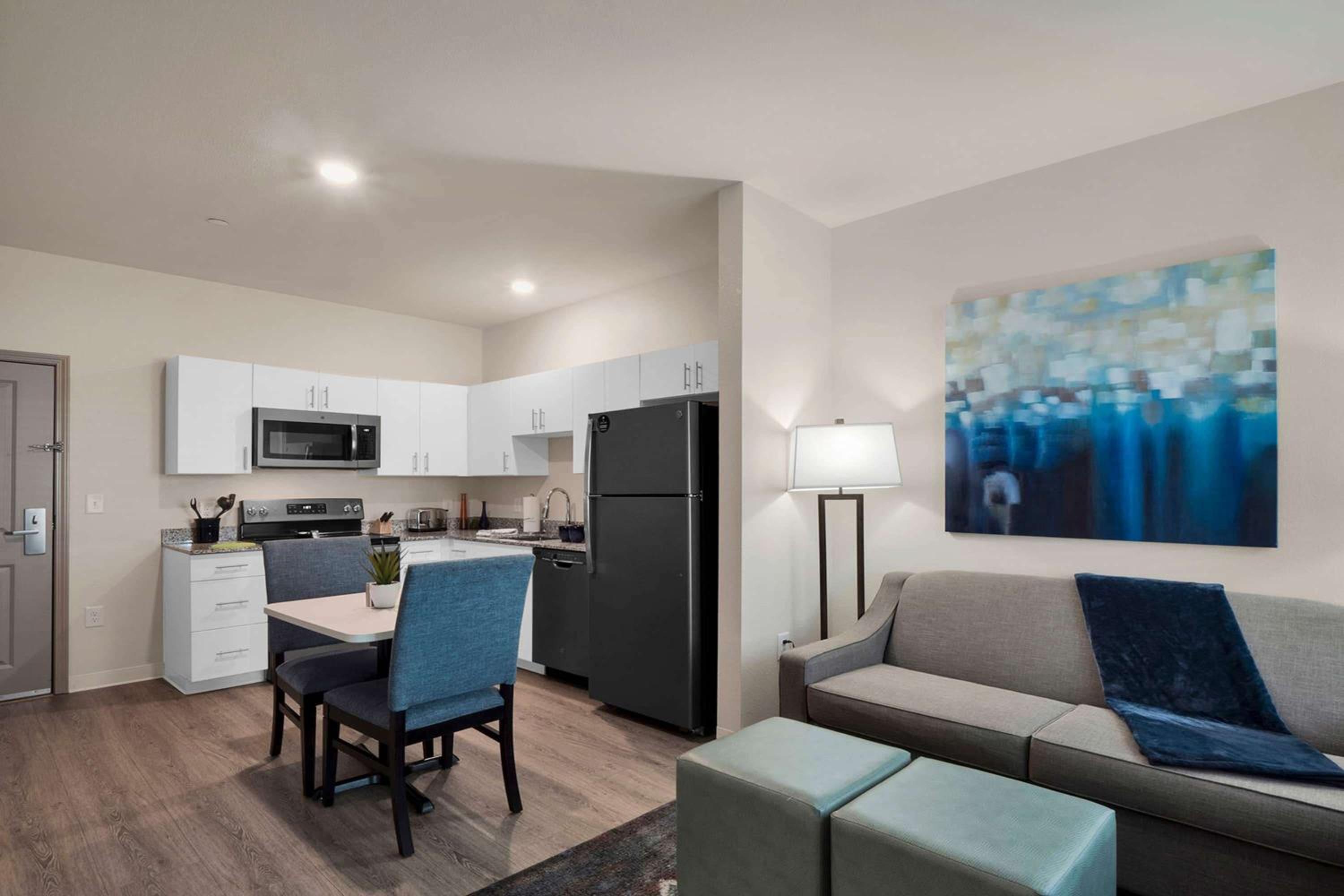 One Bedroom Suite Hearing Accessible - Queen Bed - Photo 5