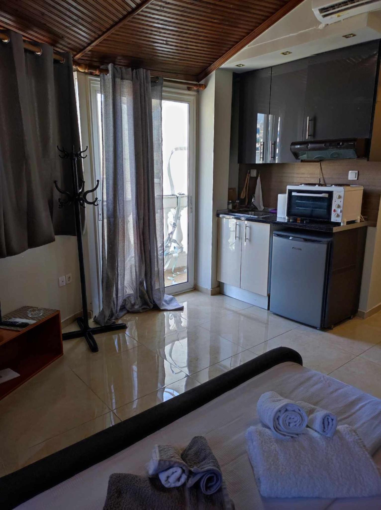One-Bedroom Apartment photo 1
