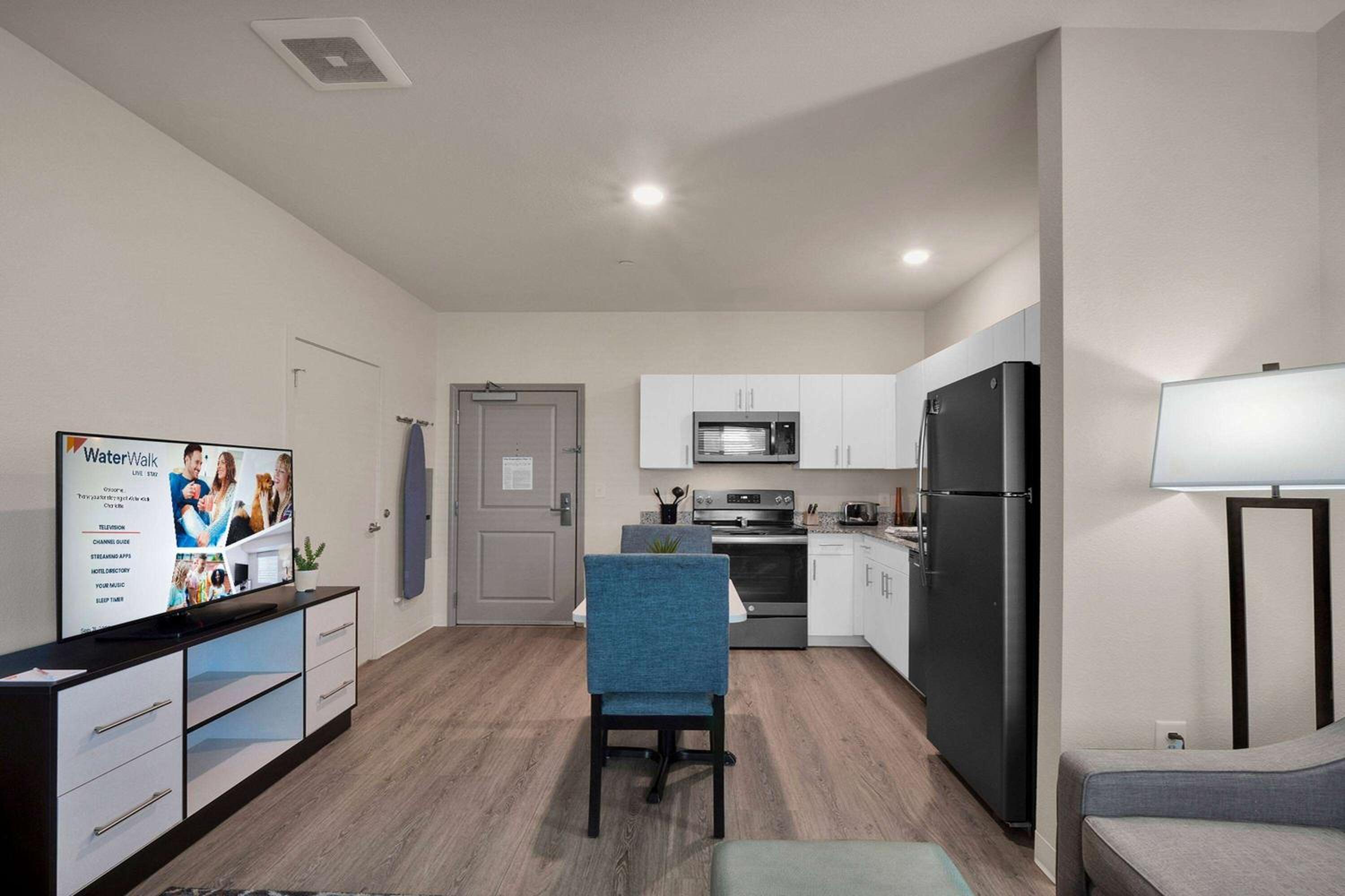 One Bedroom Suite Hearing Accessible - Queen Bed - Photo 7