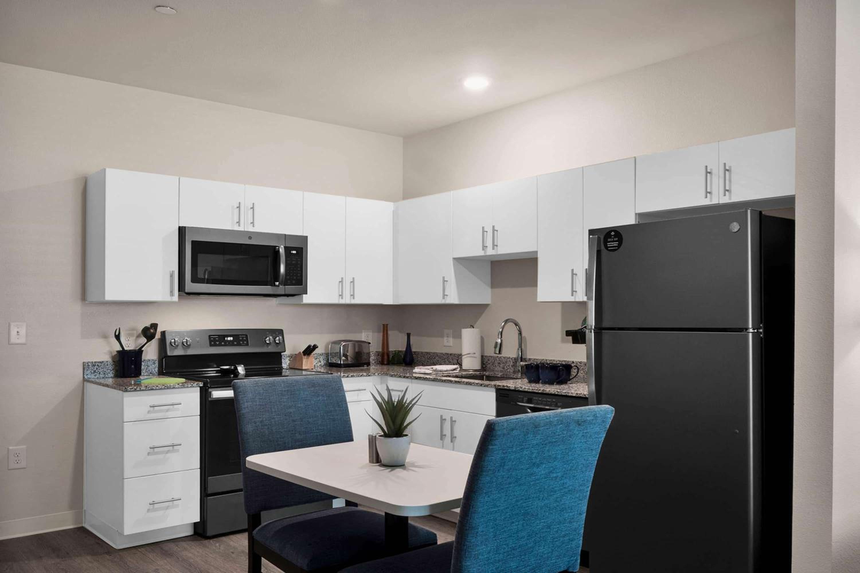 One Bedroom Suite Hearing Accessible - Queen Bed - Photo 8