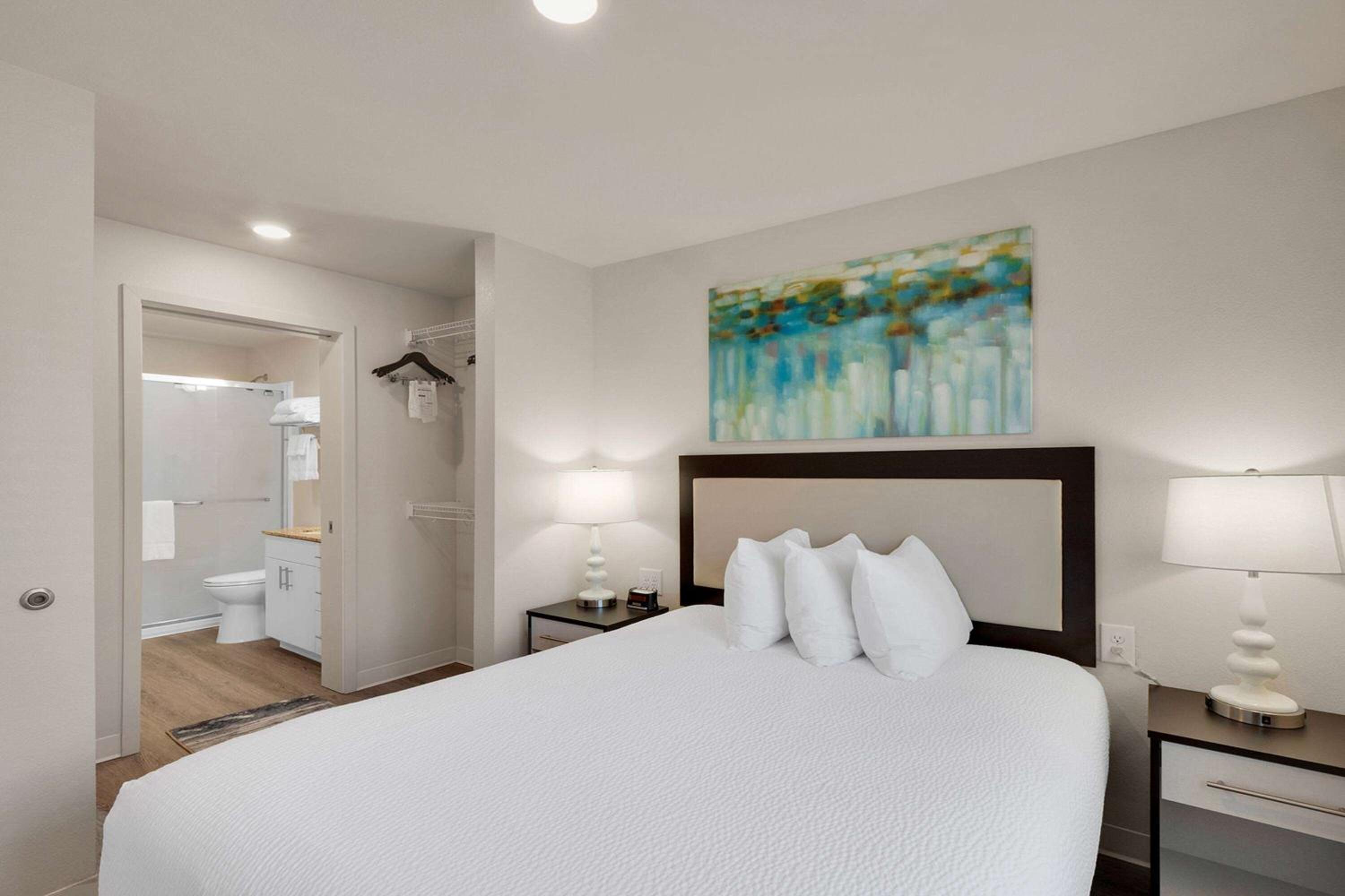 One Bedroom Suite Balcony - Queen Bed - Photo 1
