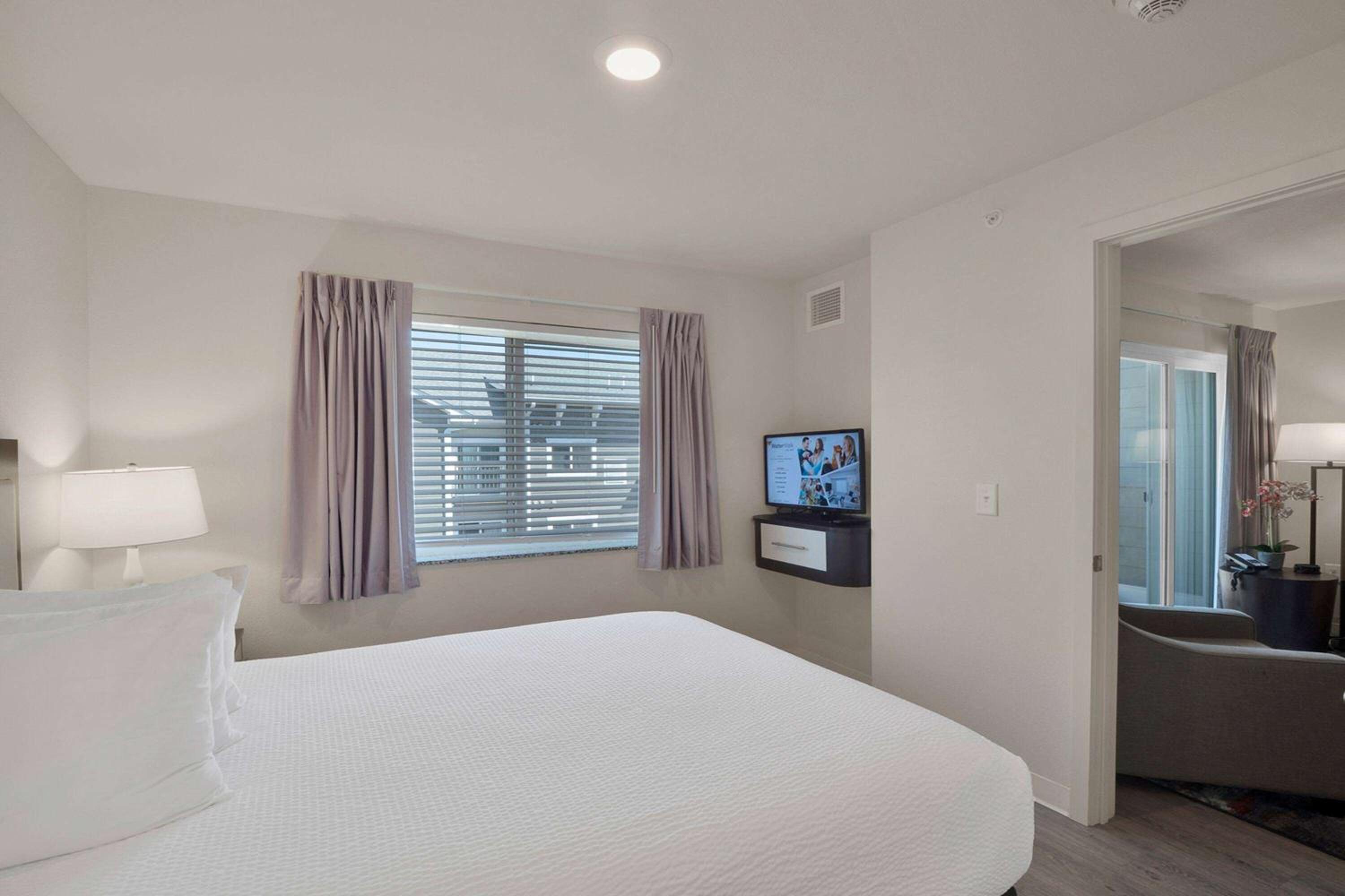 One Bedroom Suite Balcony - Queen Bed - Photo 2