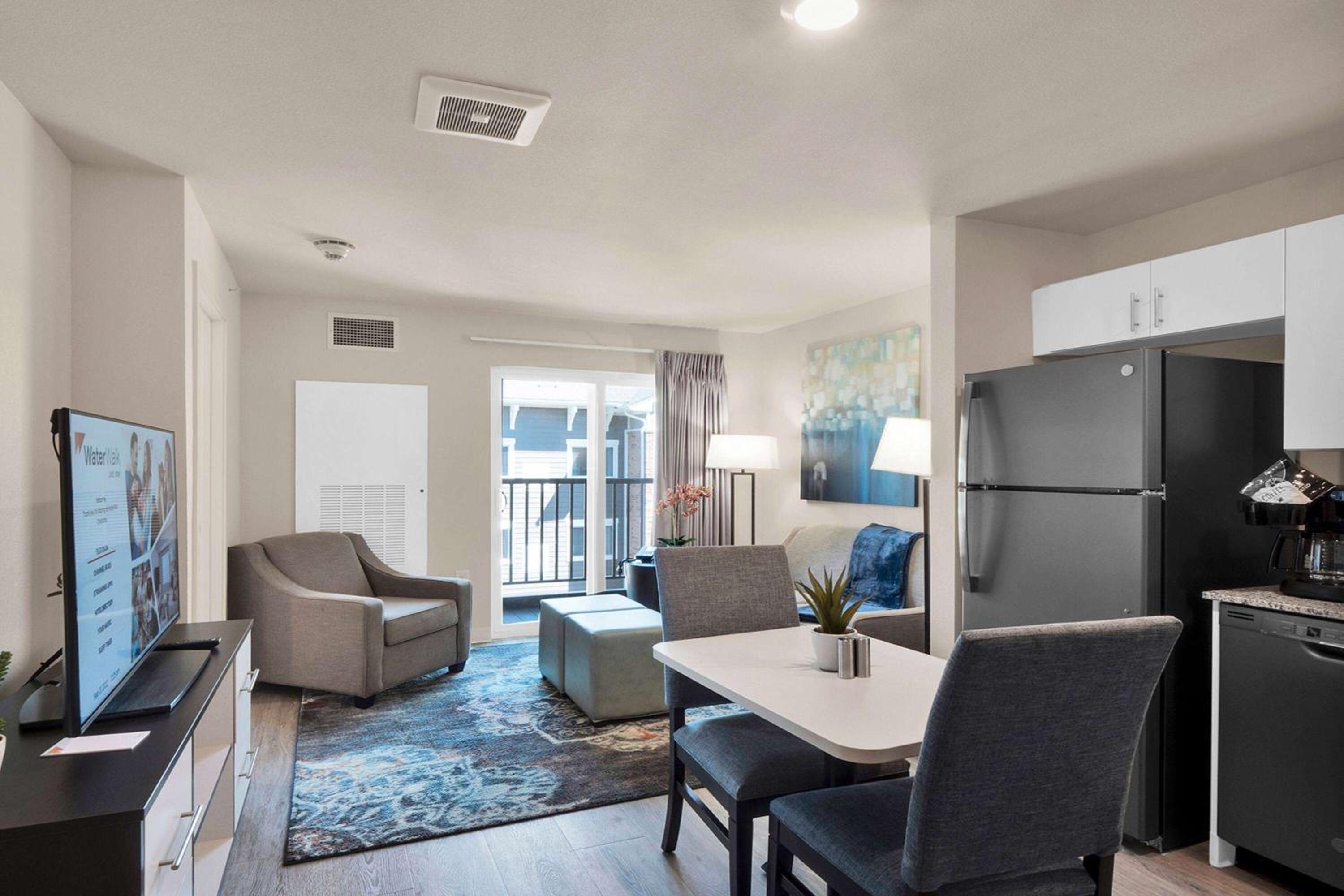 One Bedroom Suite Balcony - Queen Bed - Photo 6