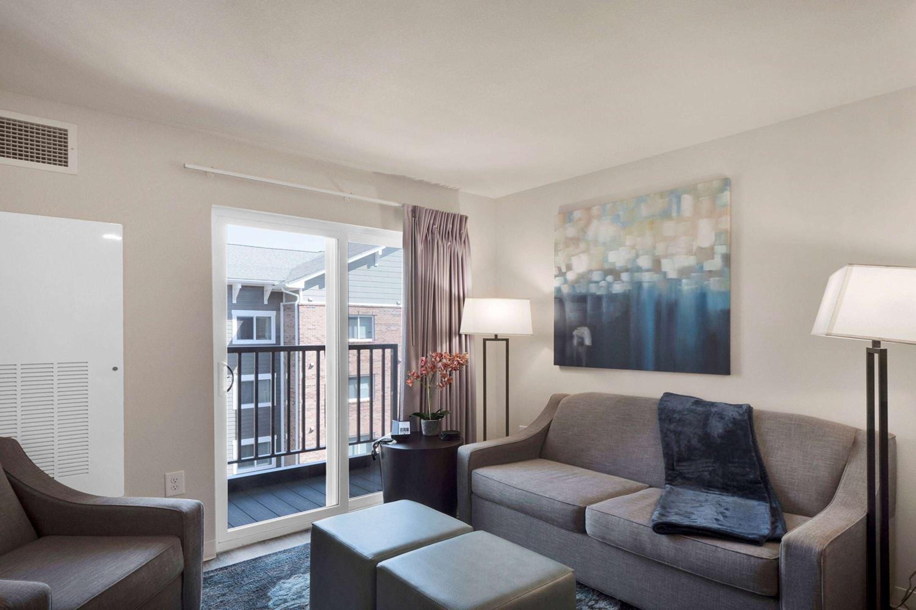 One Bedroom Suite Balcony - Queen Bed - Photo 7
