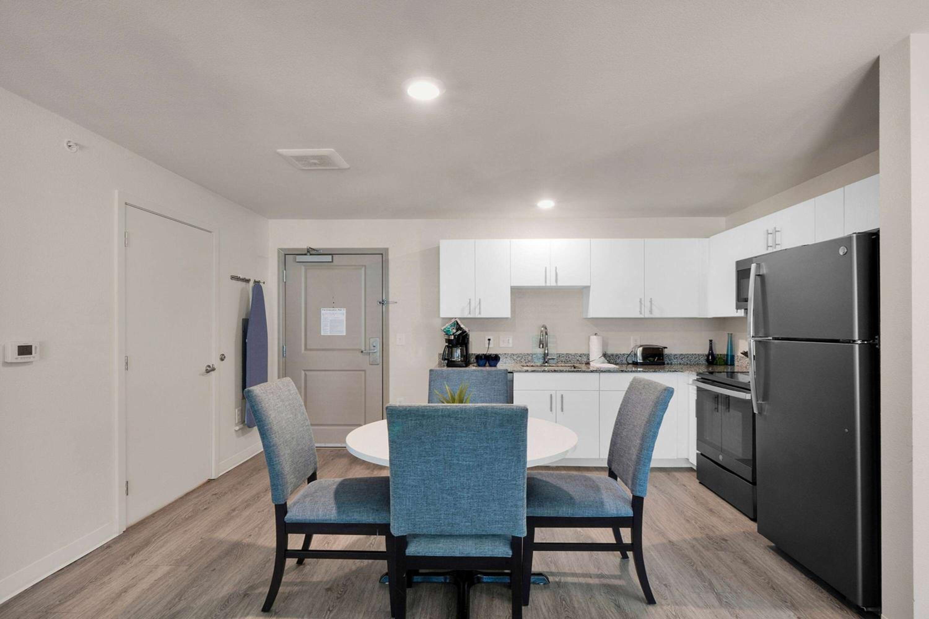 Two Bedroom Suite Hearing Accessible - 2 Queen Beds - Photo 10