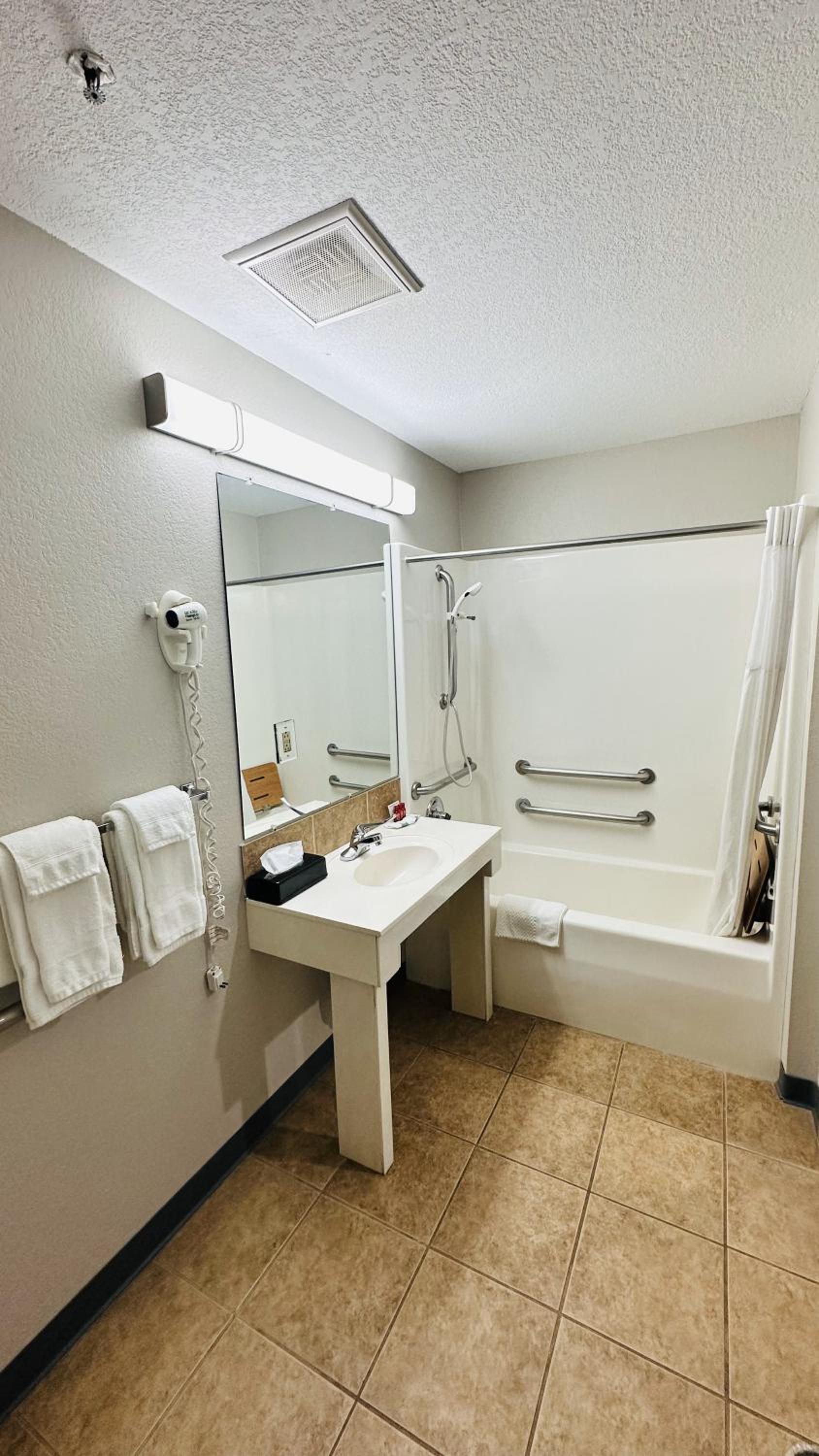 Double Room with Two Double Beds - Mobility Access/Non-Smoking - Photo 2