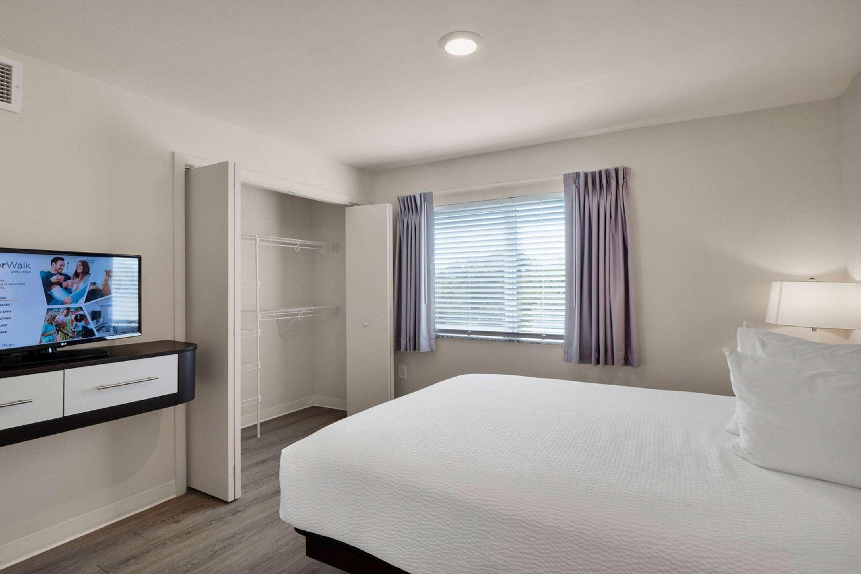Three Bedroom Suite Hearing Accessible - 3 Queen Beds - Photo 1