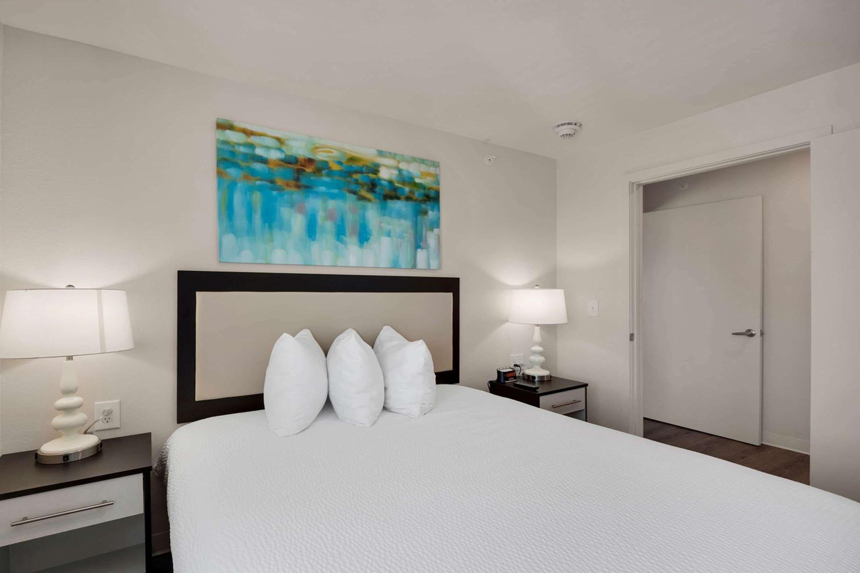 Three Bedroom Suite Hearing Accessible - 3 Queen Beds - Photo 2