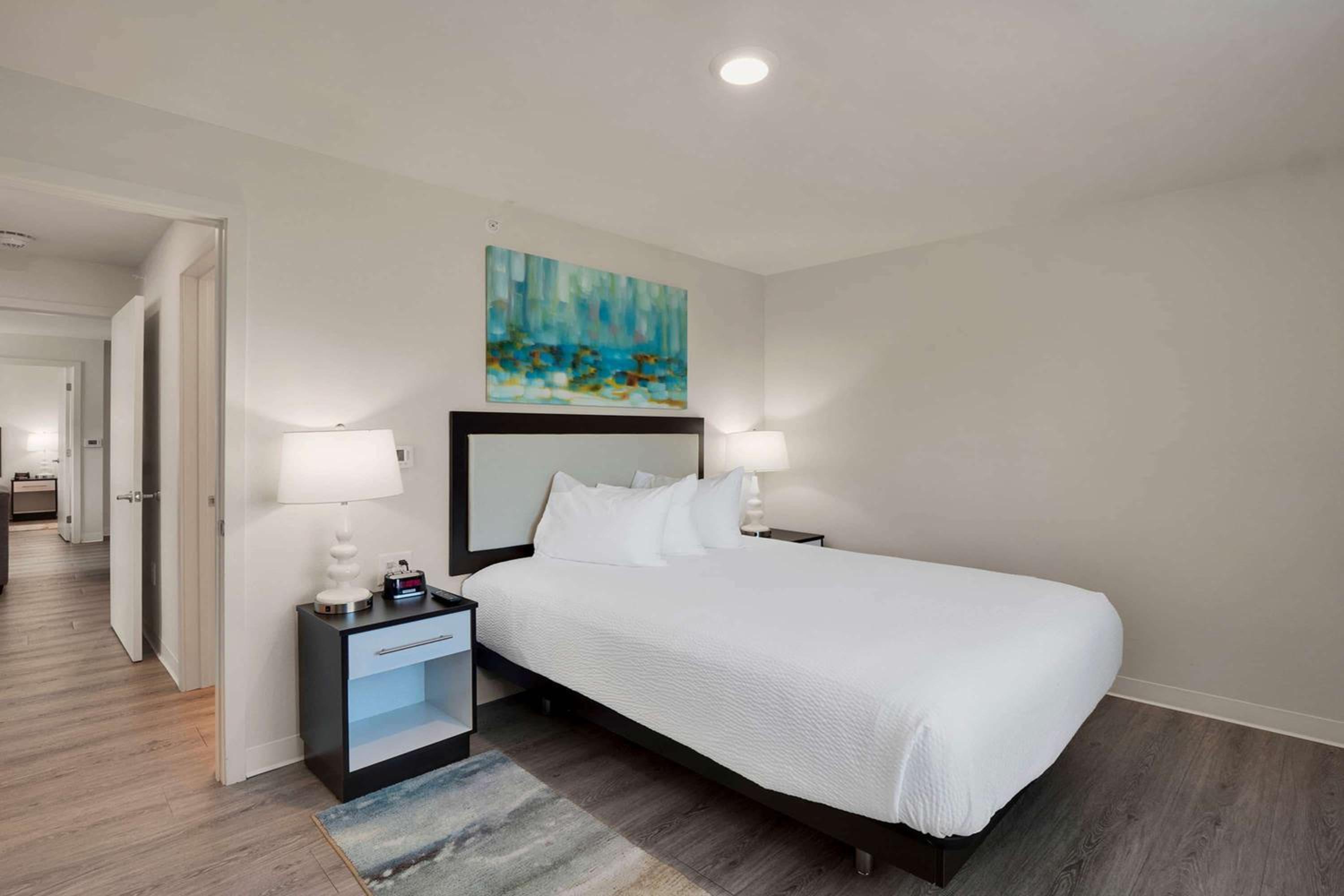 Three Bedroom Suite Hearing Accessible - 3 Queen Beds - Photo 5