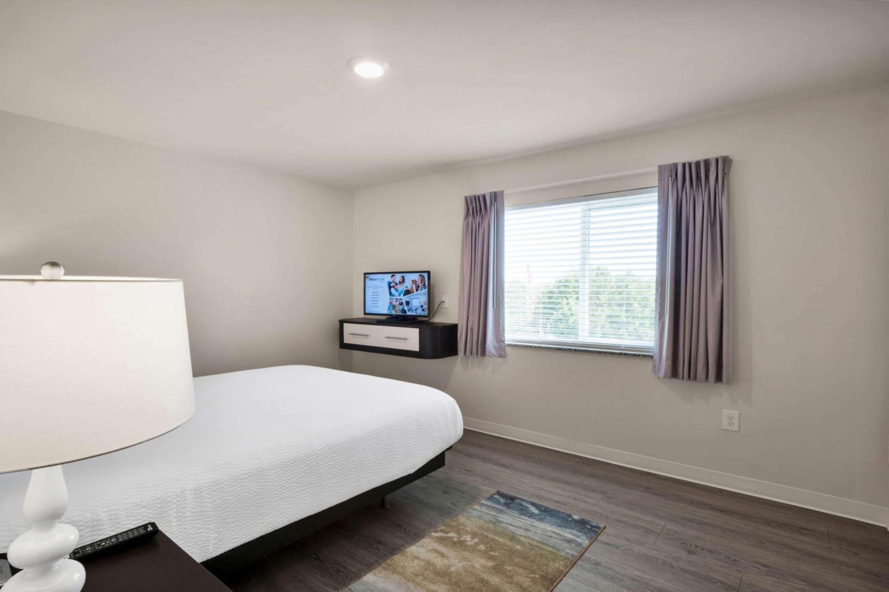 Three Bedroom Suite Hearing Accessible - 3 Queen Beds - Photo 3