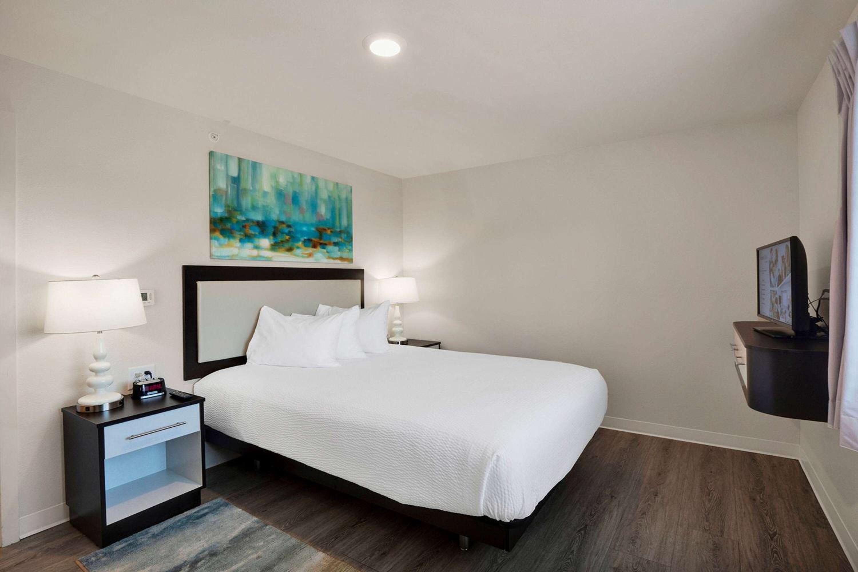 Three Bedroom Suite Hearing Accessible - 3 Queen Beds - Photo 4