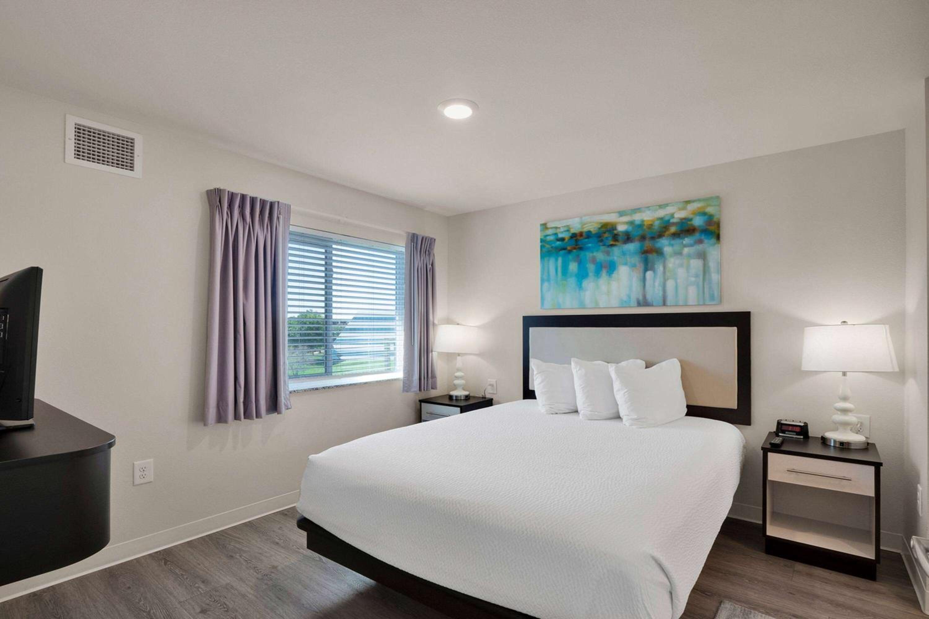 Three Bedroom Suite Hearing Accessible - 3 Queen Beds - Photo 7