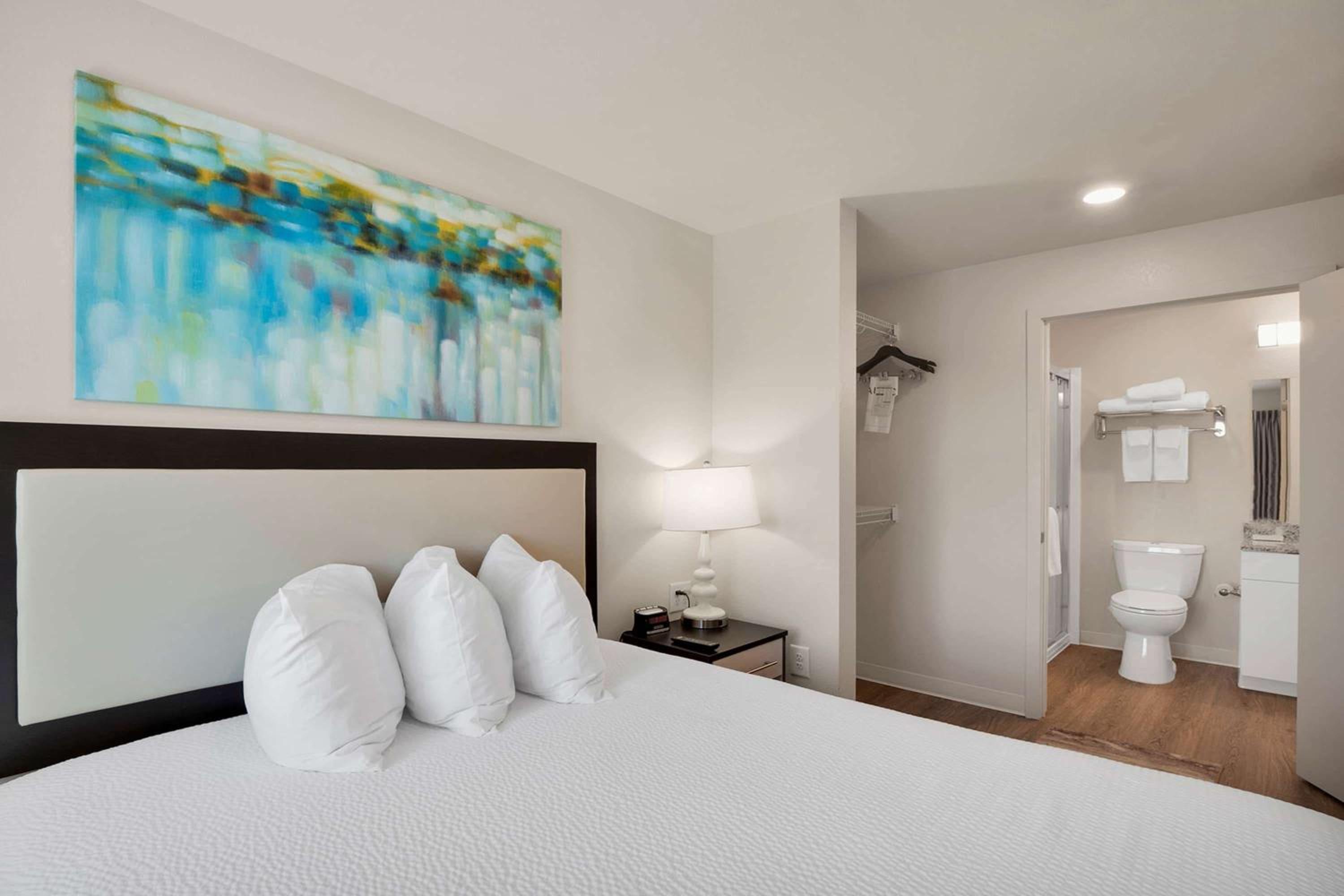Three Bedroom Suite Hearing Accessible - 3 Queen Beds - Photo 8