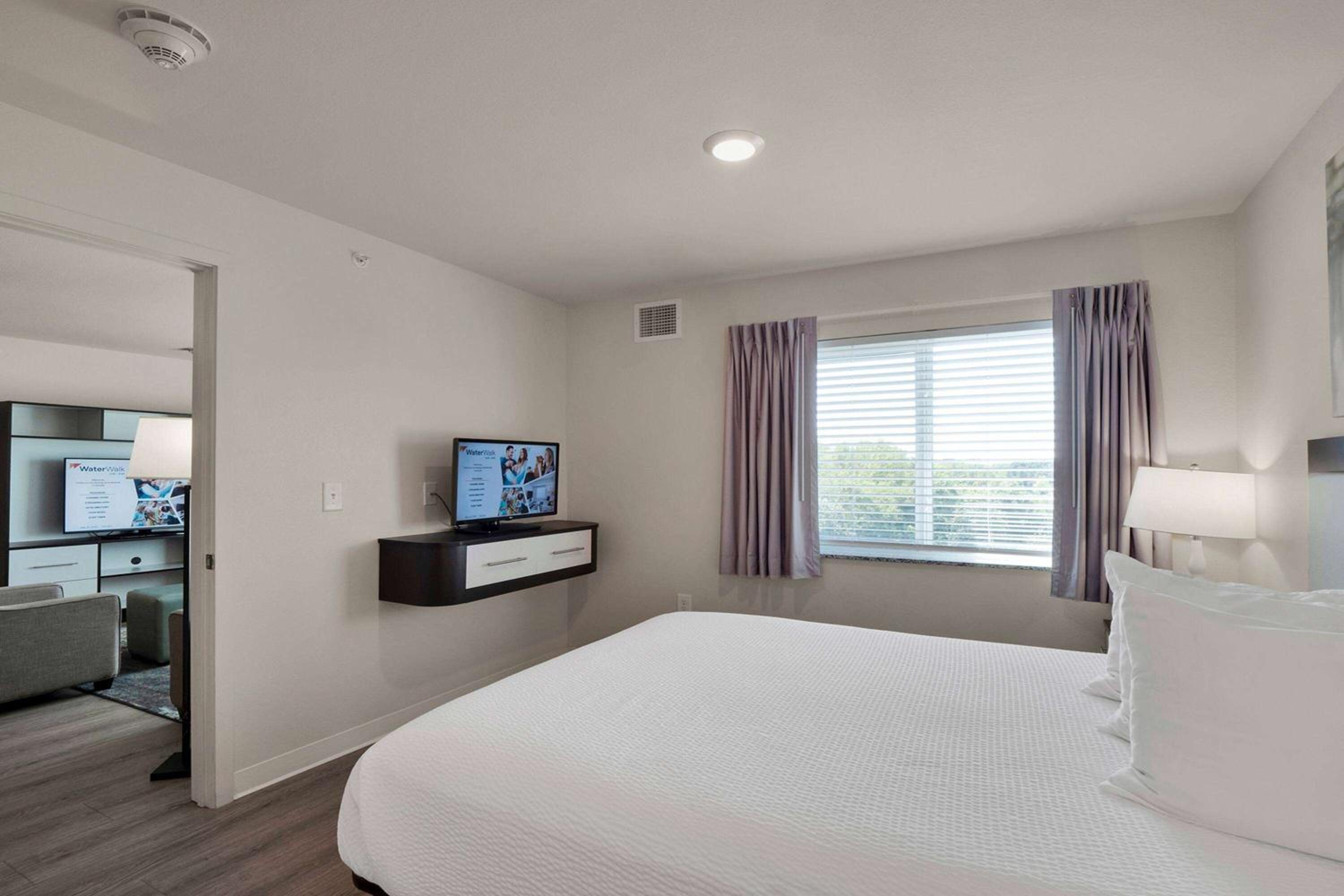 Three Bedroom Suite Hearing Accessible - 3 Queen Beds - Photo 9