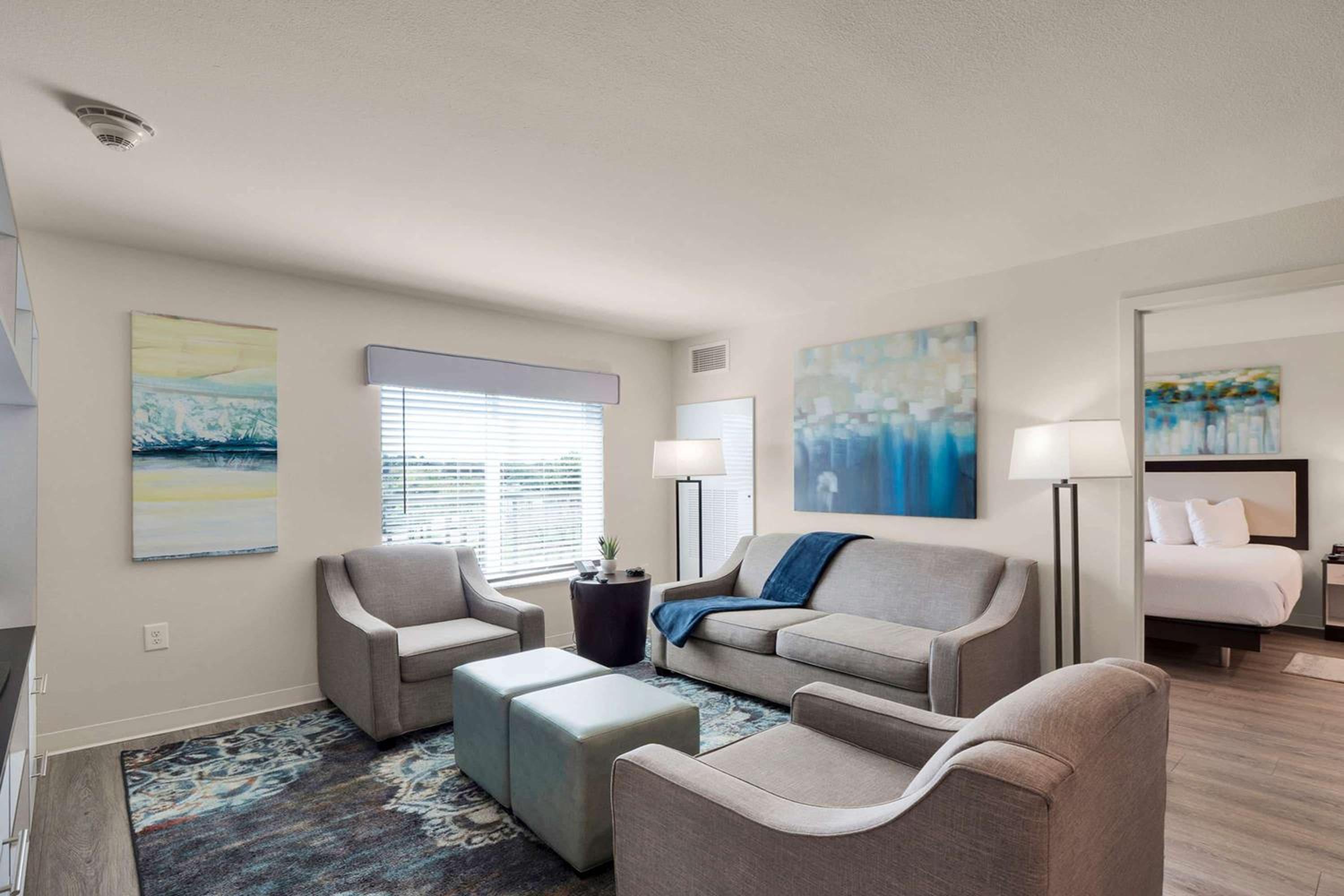 Three Bedroom Suite Hearing Accessible - 3 Queen Beds - Photo 15