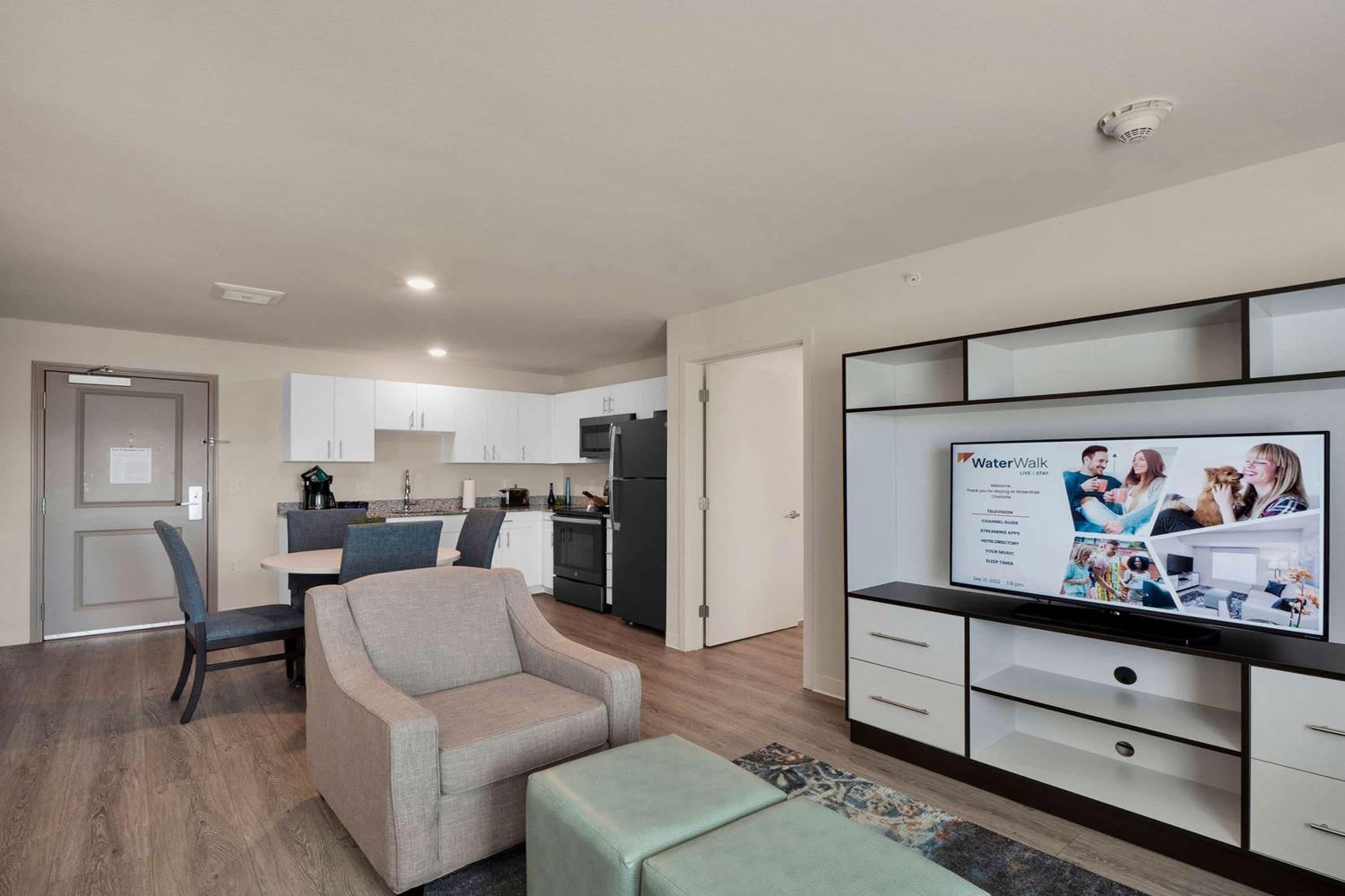 Three Bedroom Suite Hearing Accessible - 3 Queen Beds - Photo 17