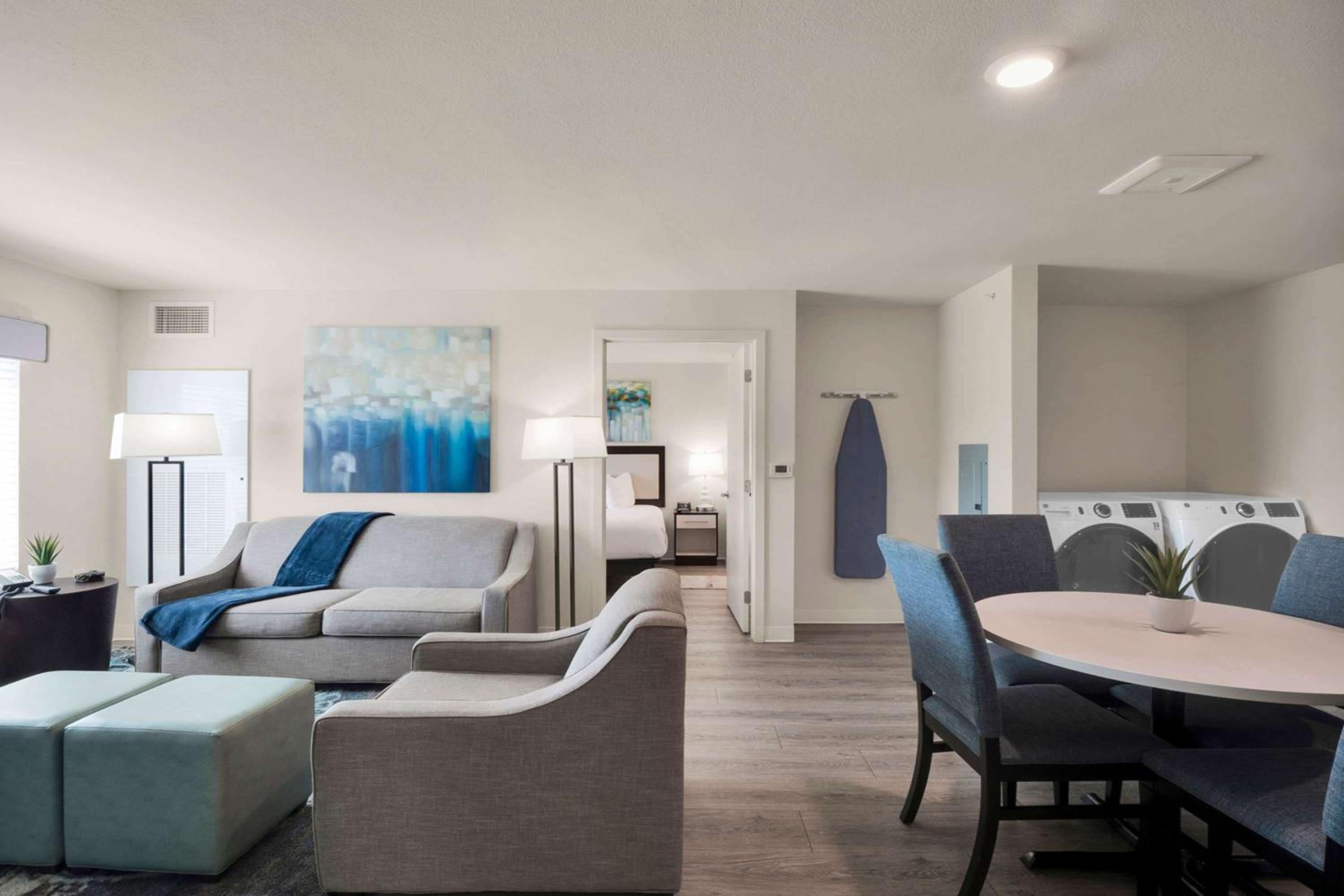 Three Bedroom Suite Hearing Accessible - 3 Queen Beds - Photo 18