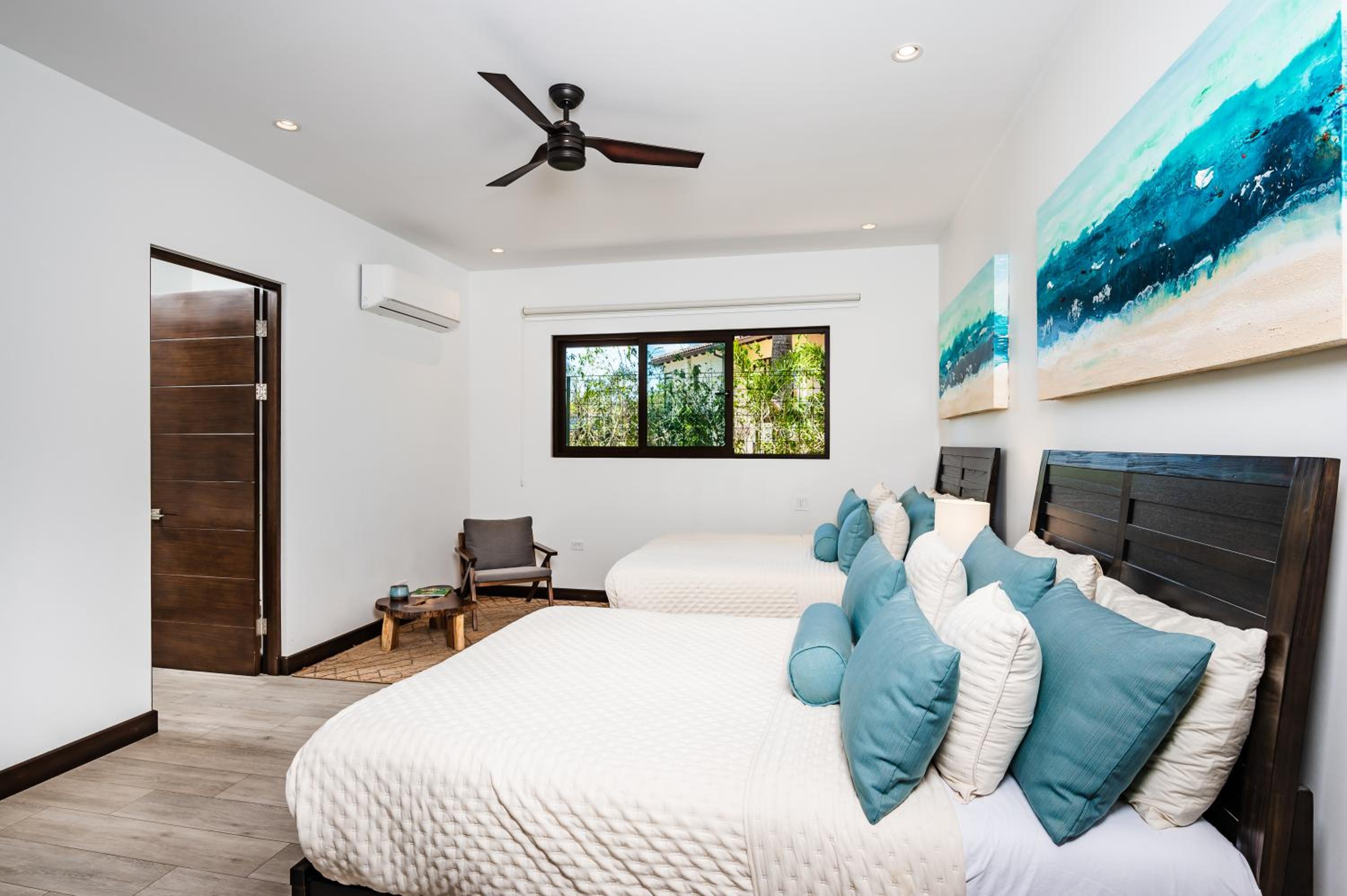 Five-Bedroom House photo 2