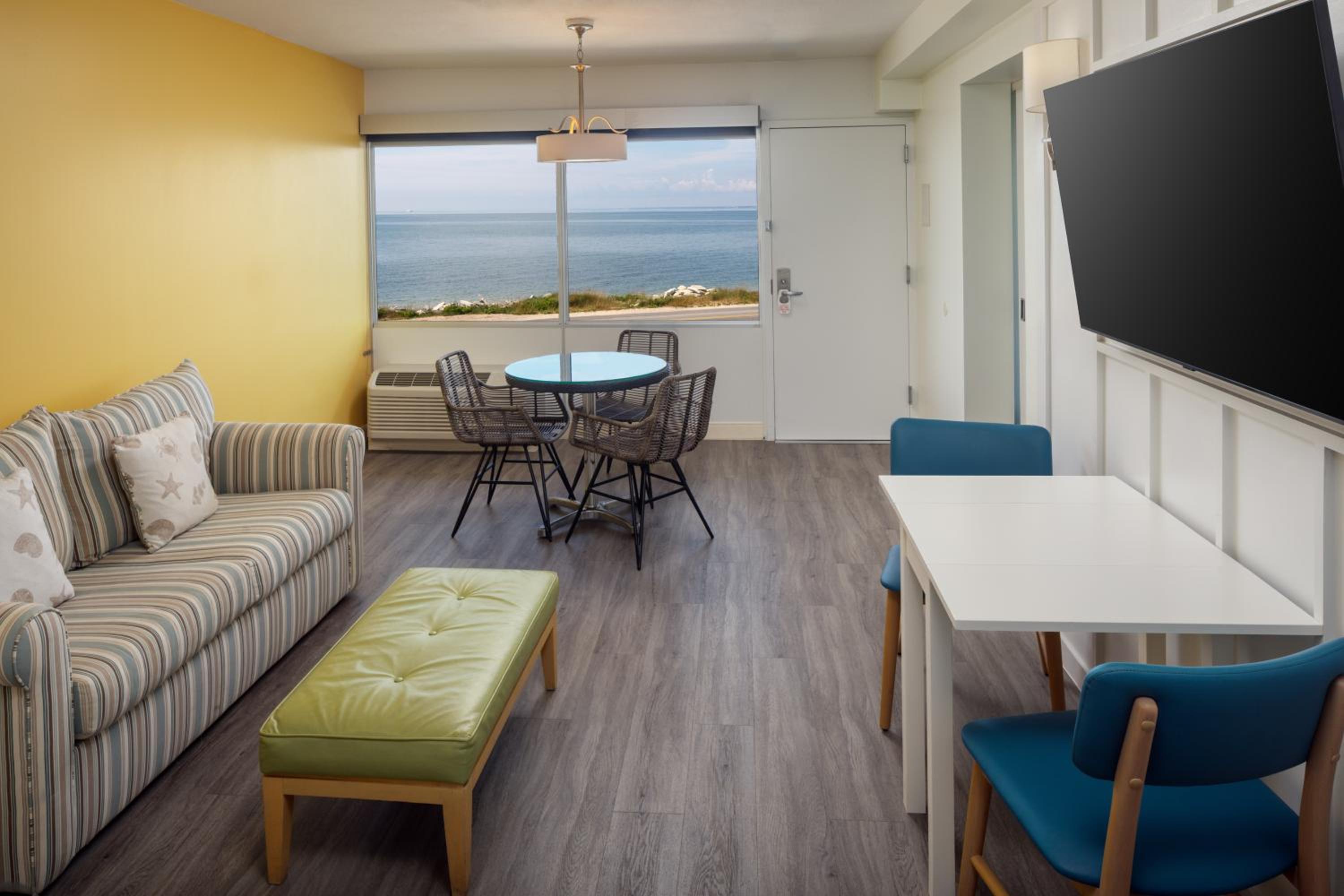 King Bay View Suite - Photo 6