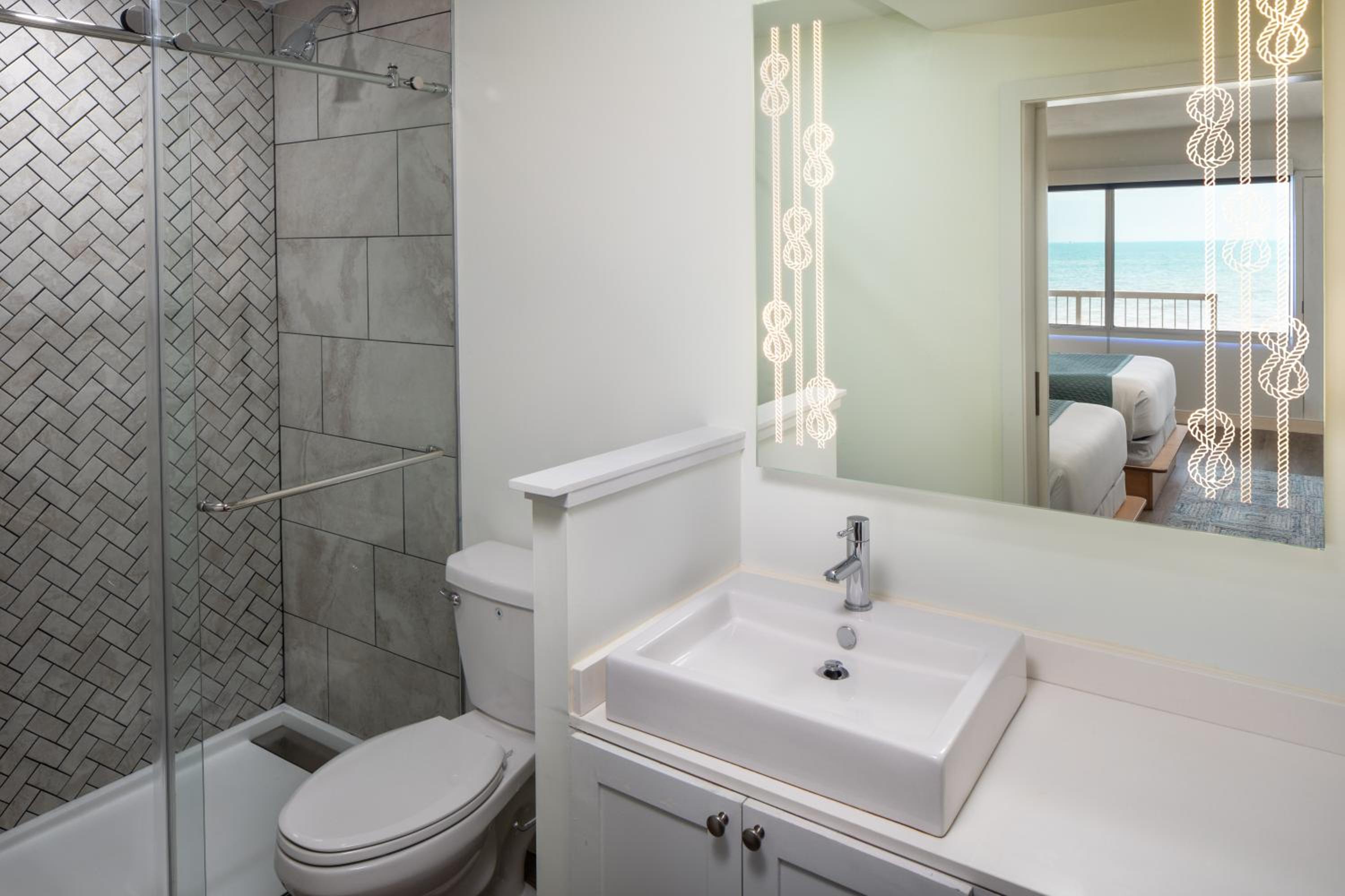 Bay View Room with Two Double Beds  - Photo 6