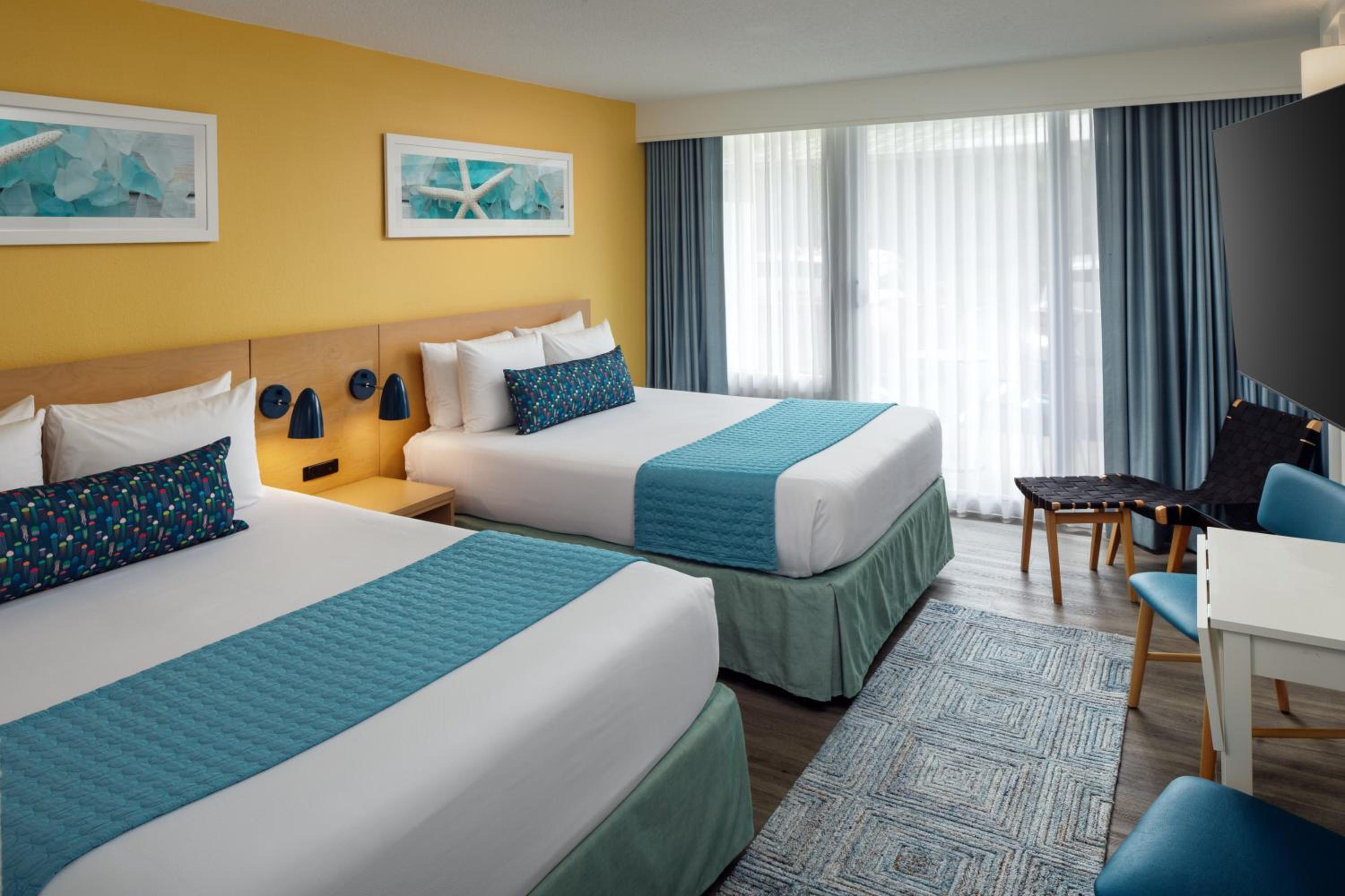 Traditional Room with Two Queen Beds - Photo 4