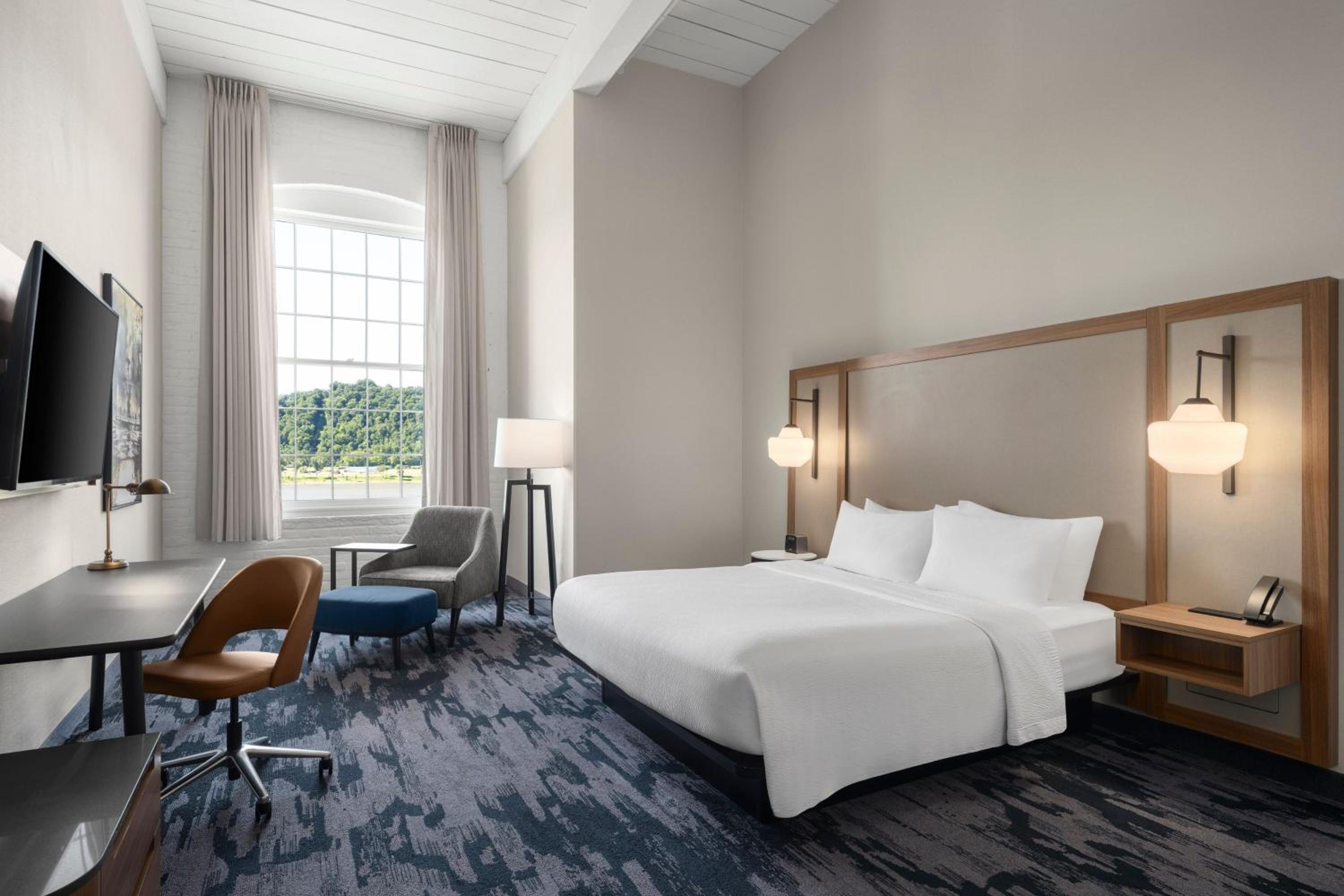 Standard King Room with River View - Hearing Accessible