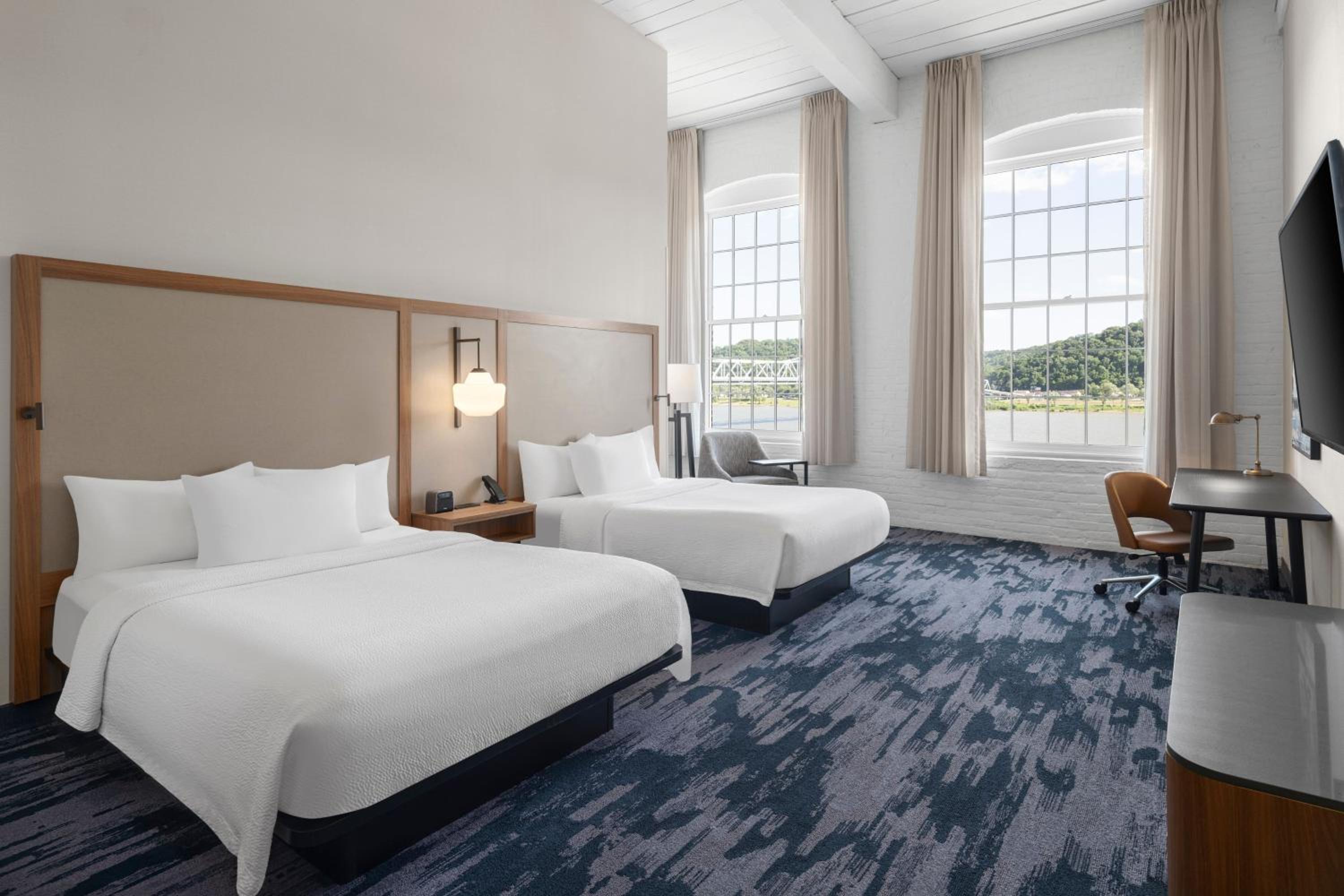 Queen Room with River View - Hearing Accessible photo 2