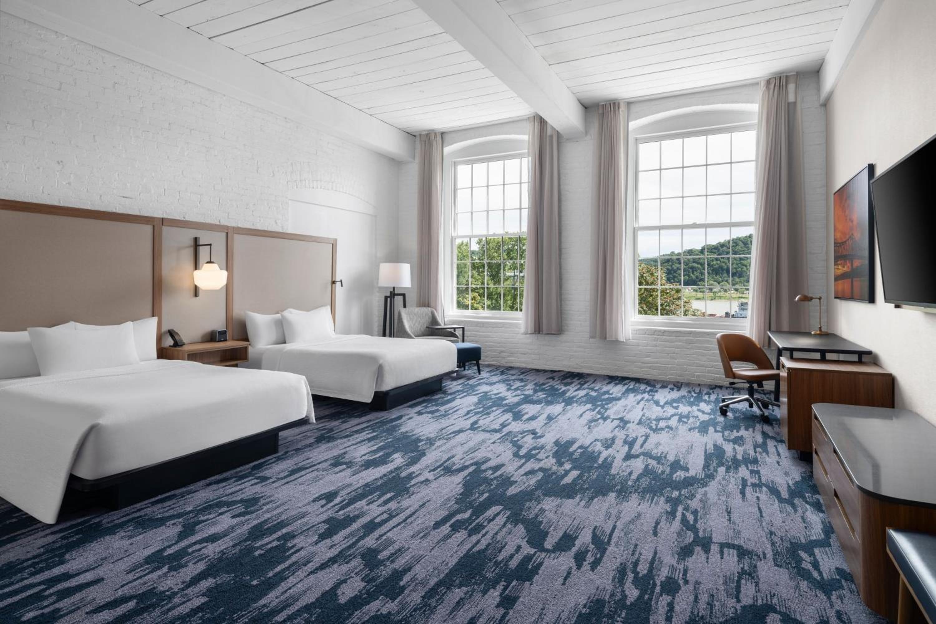 Queen Room with River View - Hearing Accessible photo 3